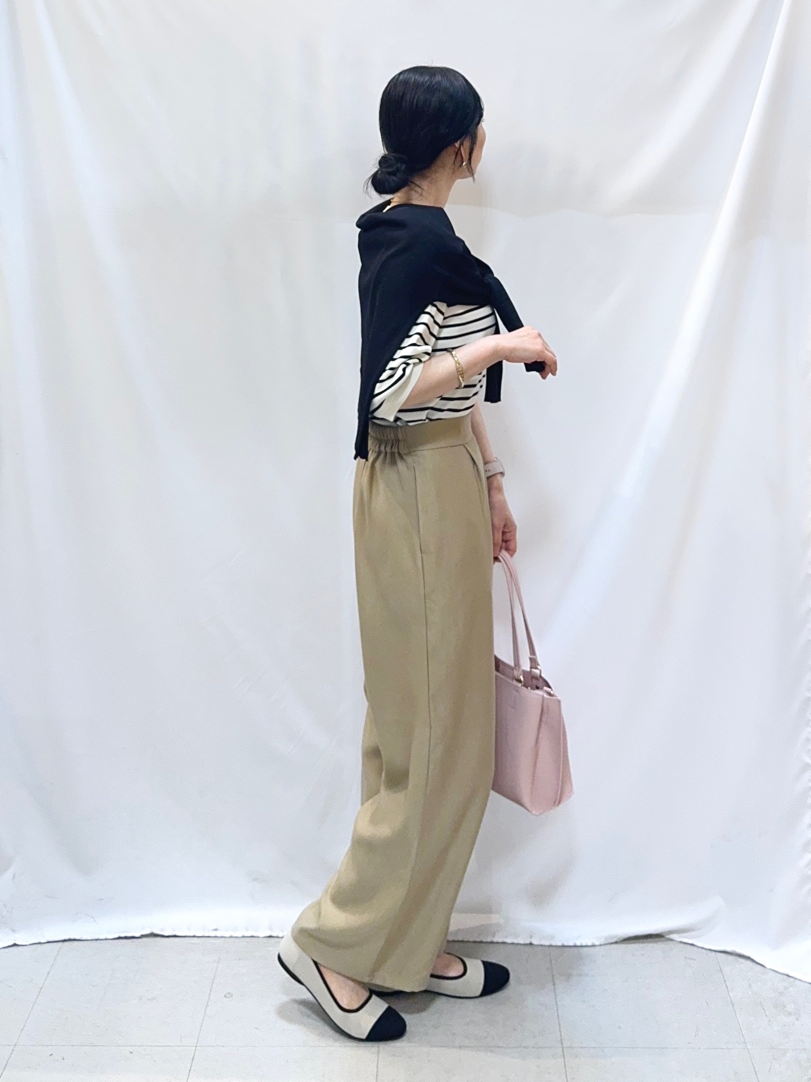 𝐇𝐢𝐫𝐨𝐦𝐢さんの「SHOO･LA･RUE｜【洗濯機可/UV】さらっとしたタッチが心地よい ショート丈 Vネックカーディガン」を使ったコーディネート