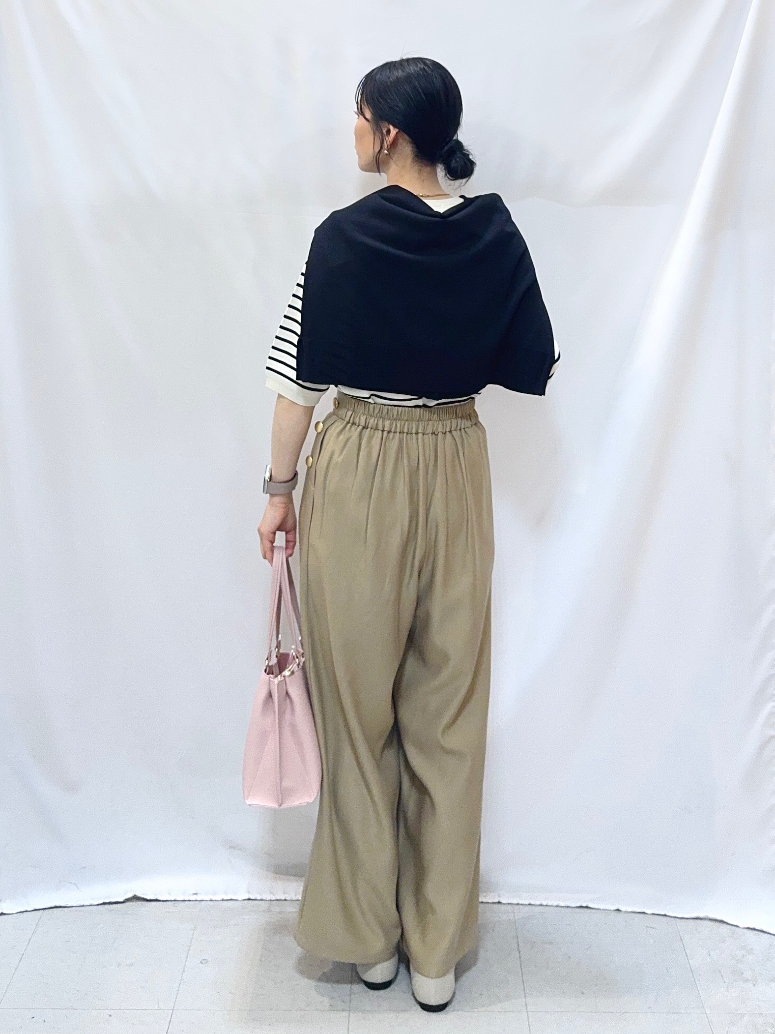 𝐇𝐢𝐫𝐨𝐦𝐢さんの「SHOO･LA･RUE｜【洗濯機可/UV】さらっとしたタッチが心地よい ショート丈 Vネックカーディガン」を使ったコーディネート