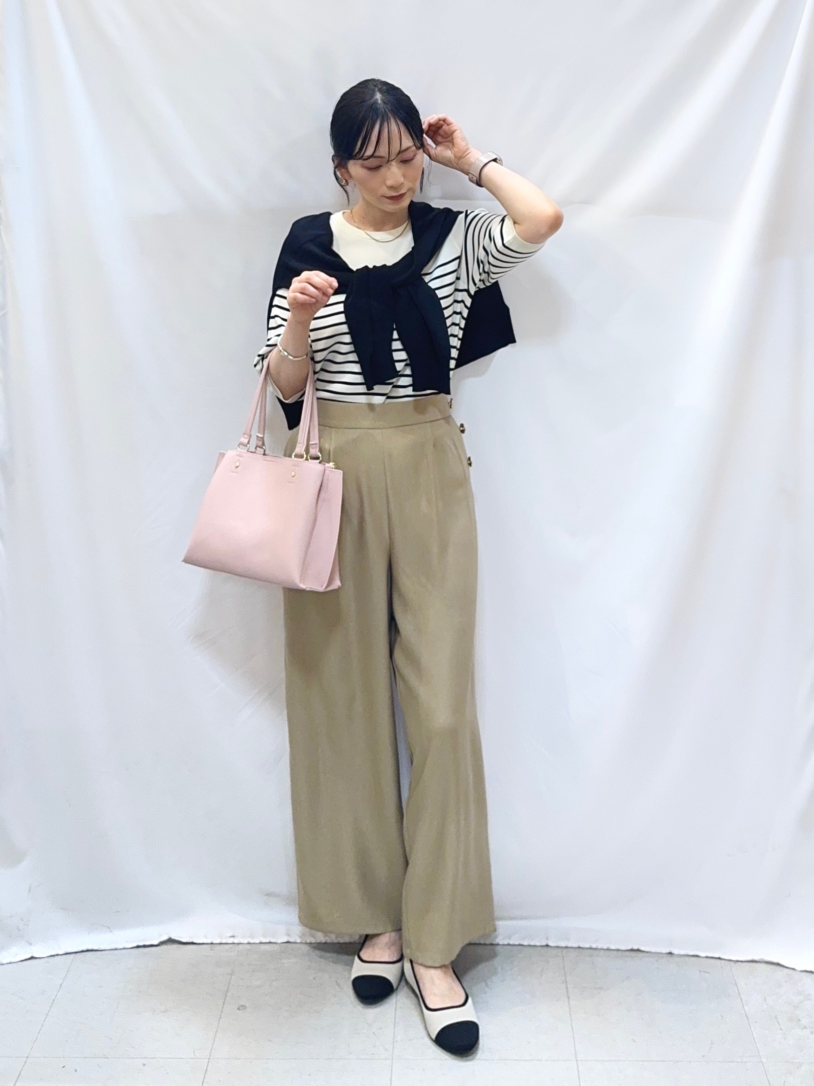 𝐇𝐢𝐫𝐨𝐦𝐢さんの「SHOO･LA･RUE｜【洗濯機可/UV】さらっとしたタッチが心地よい ショート丈 Vネックカーディガン」を使ったコーディネート