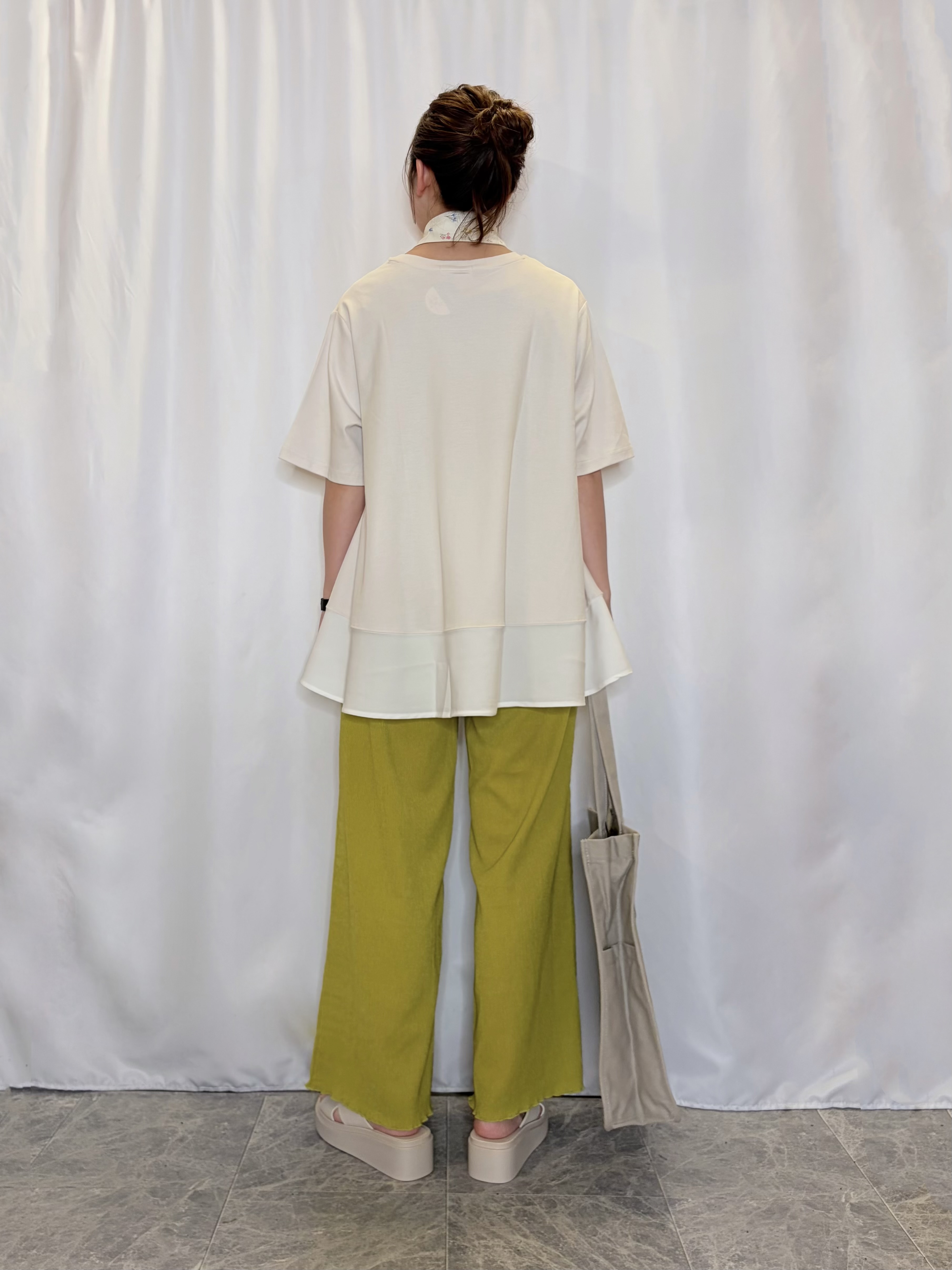 おうめさんの「SHOO･LA･RUE｜【UV/抗菌防臭/洗濯機可】体型カバーも叶う 裾切り替えAライントップス」を使ったコーディネート