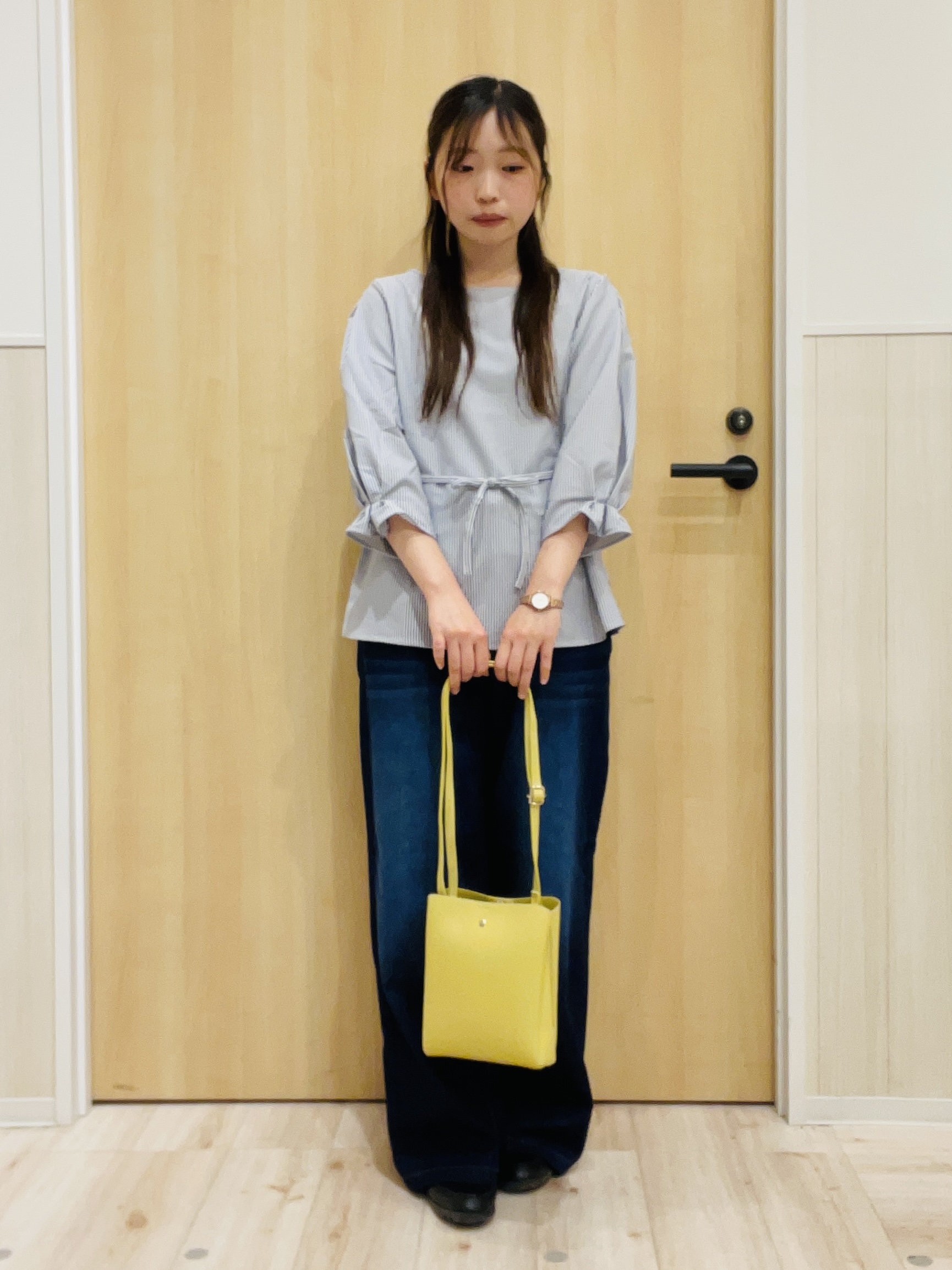 minamiさんの「SHOO･LA･RUE｜【洗濯機可】軽い着ごこちライトオンスデニムワイドパンツ」を使ったコーディネート