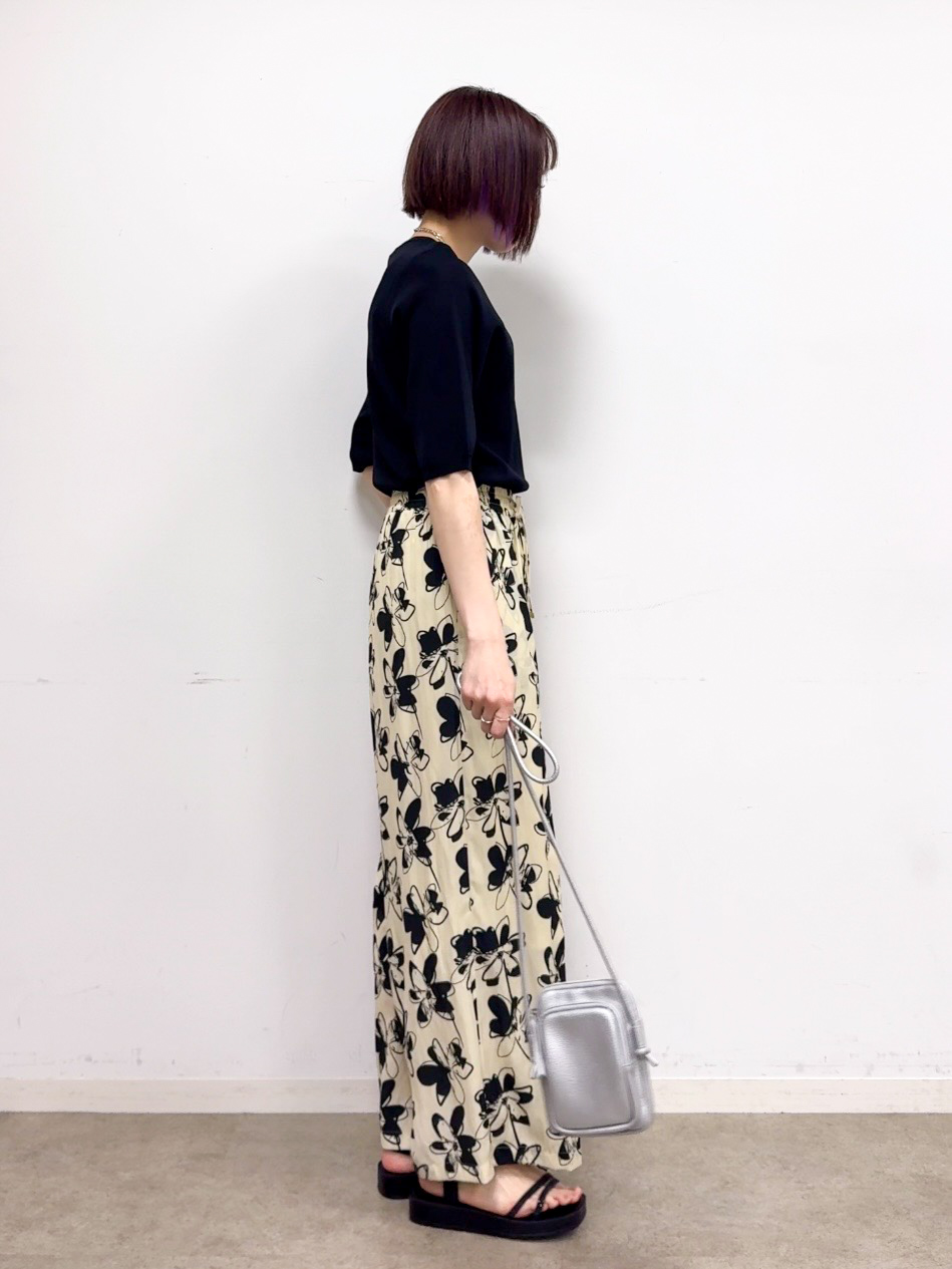 𝐜𝐡𝐢𝐤𝐚さんの「SHOO･LA･RUE｜【毎日洗える/S-LL/UV】上半身すっきり 二の腕見せない5分袖ニット」を使ったコーディネート