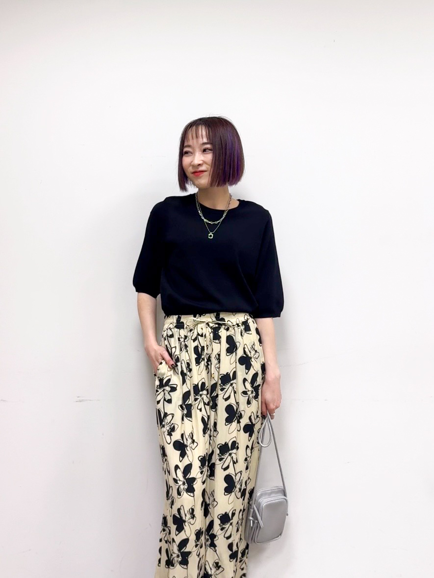 𝐜𝐡𝐢𝐤𝐚さんの「SHOO･LA･RUE｜【毎日洗える/S-LL/UV】上半身すっきり 二の腕見せない5分袖ニット」を使ったコーディネート