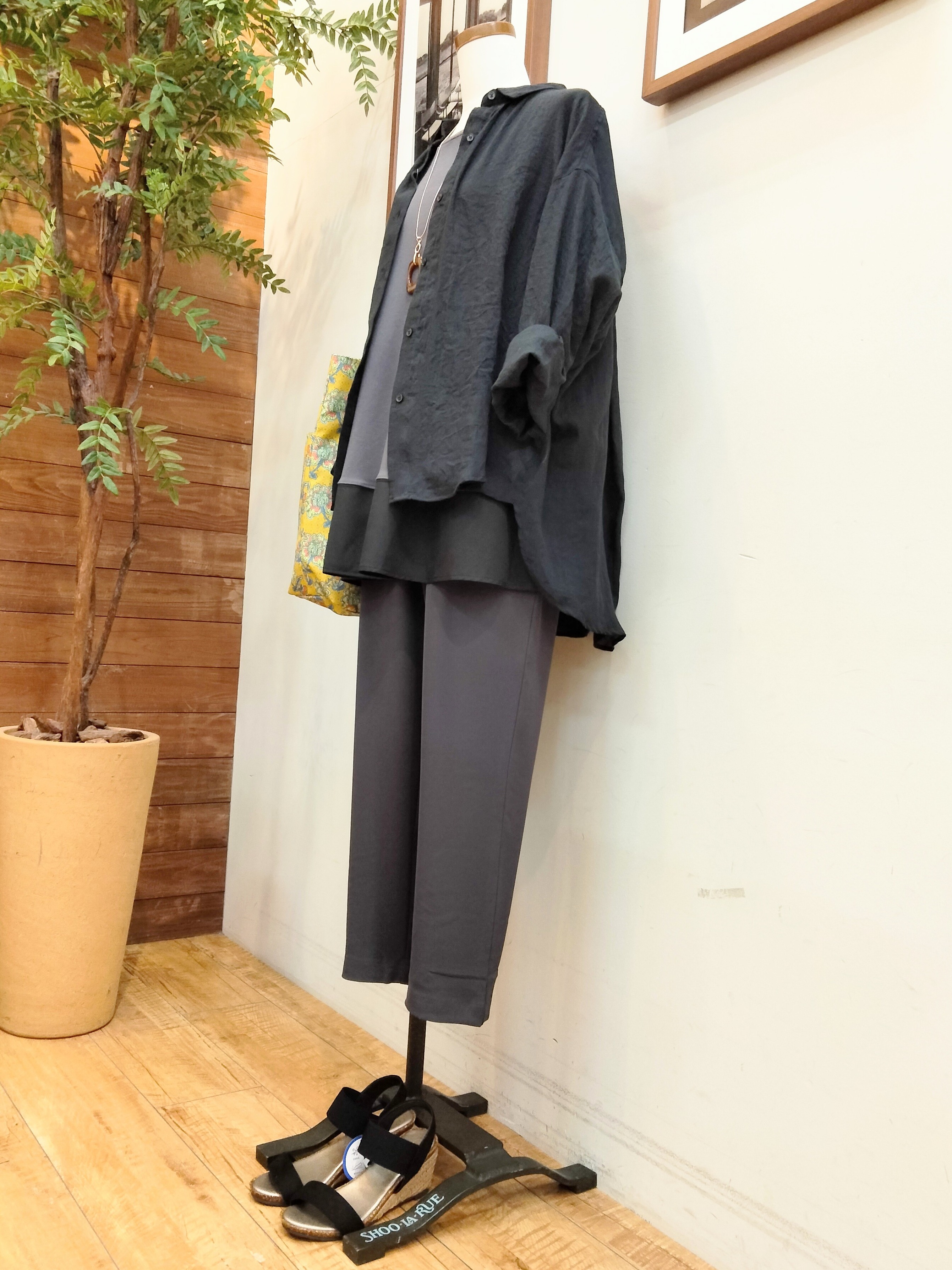 うっちーさんの「SHOO･LA･RUE｜【UV/抗菌防臭/洗濯機可】体型カバーも叶う 裾切り替えAライントップス」を使ったコーディネート