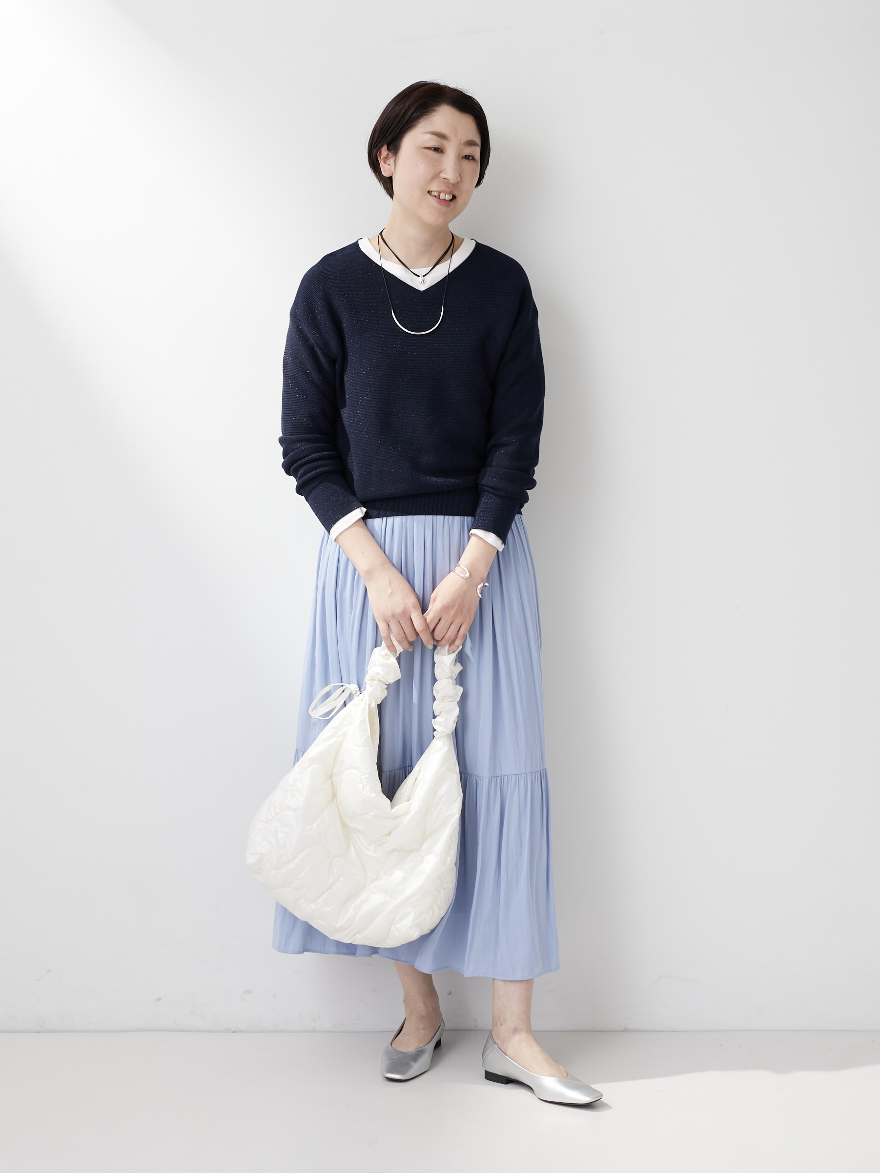 yuriさんの「INDIVI｜【洗える／軽量】きらめきVネックニット」を使ったコーディネート