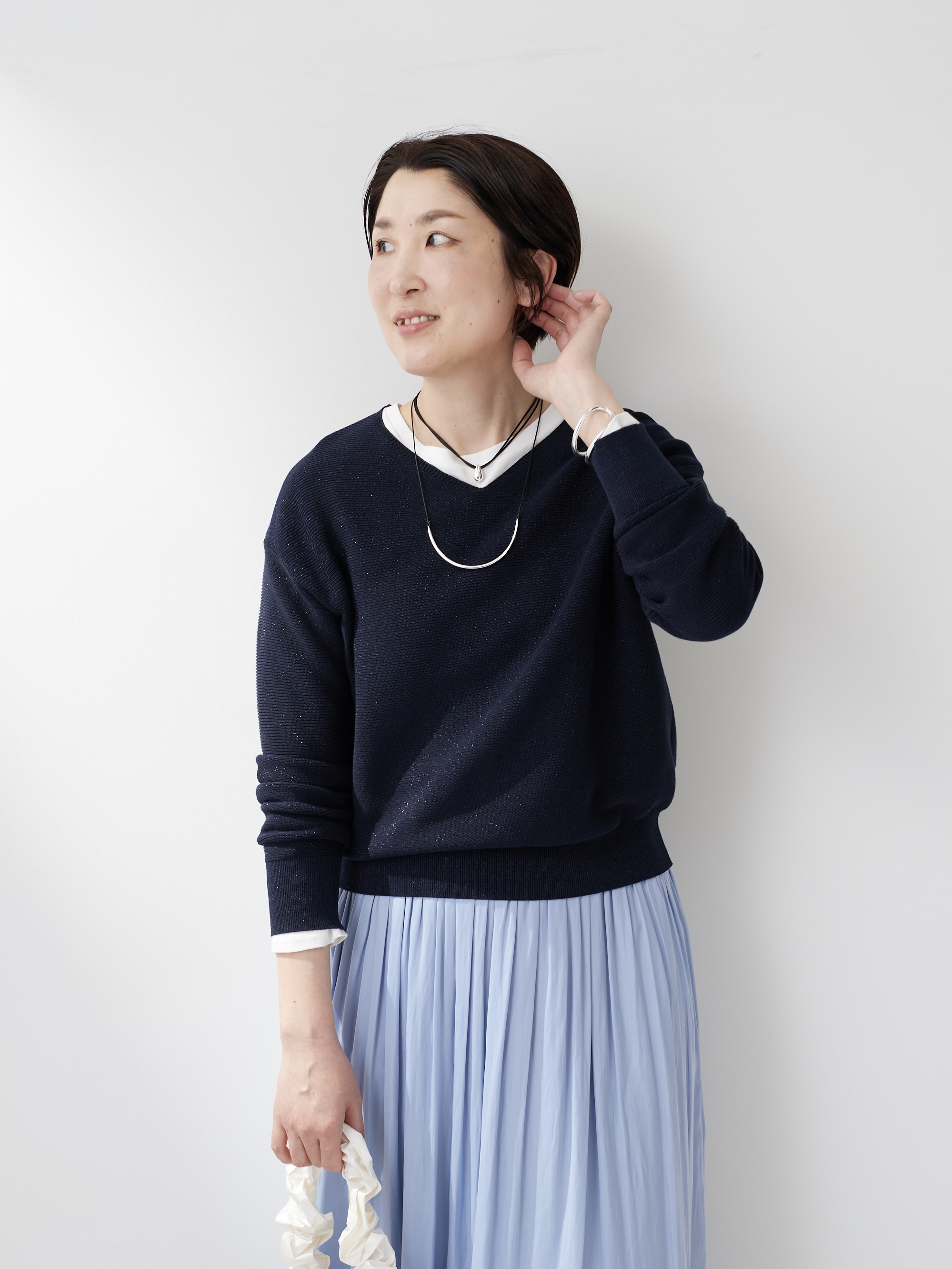 yuriさんの「INDIVI｜【洗える／軽量】きらめきVネックニット」を使ったコーディネート