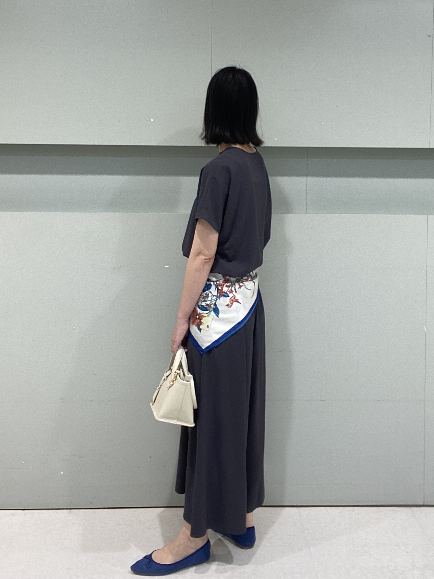 hitomiさんの「UNTITLED｜【UV/接触冷感/セットアップ可】リラクシーキーVネックブラウス」を使ったコーディネート