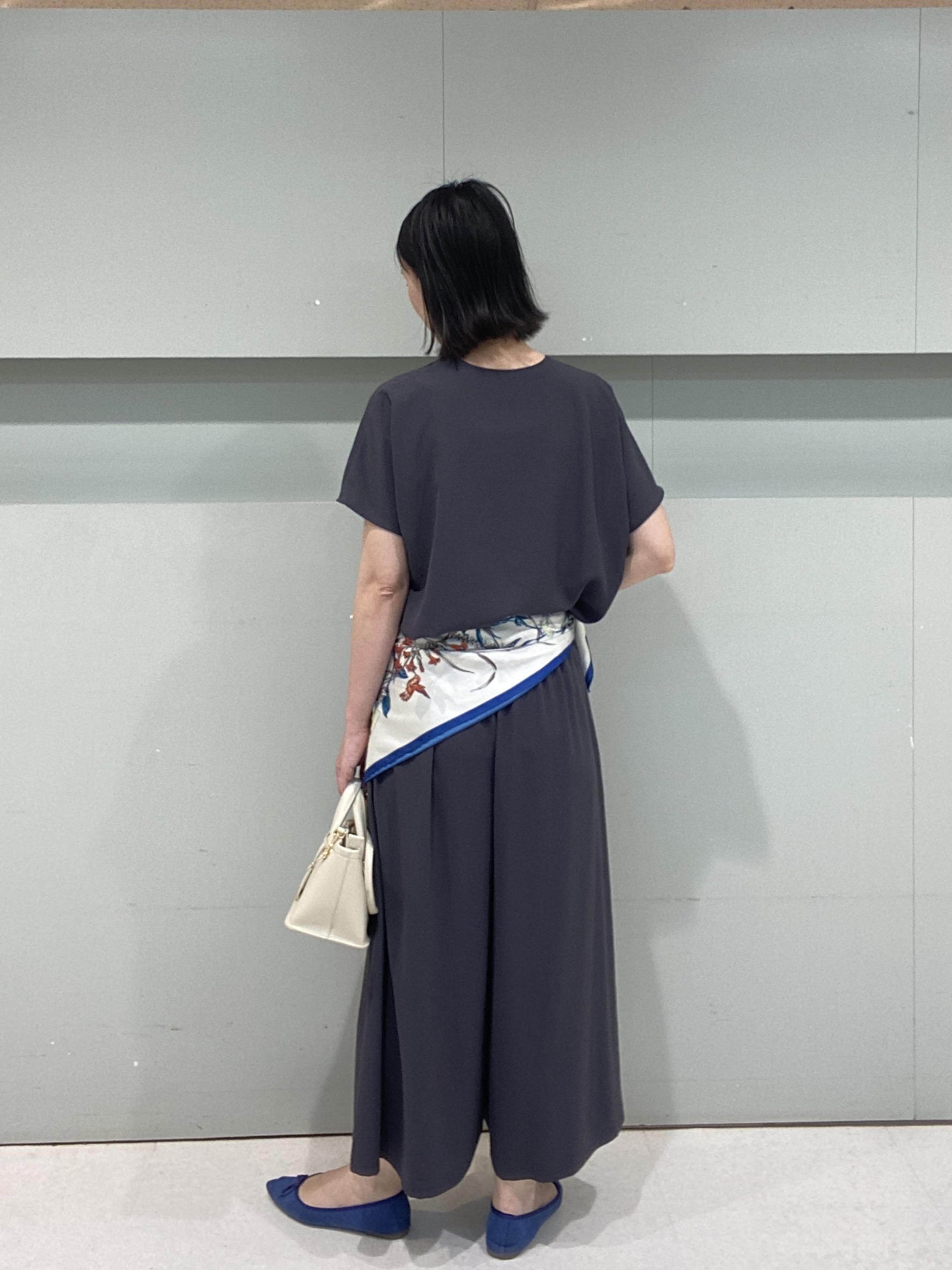 hitomiさんの「UNTITLED｜【UV/接触冷感/セットアップ可】リラクシーキーVネックブラウス」を使ったコーディネート
