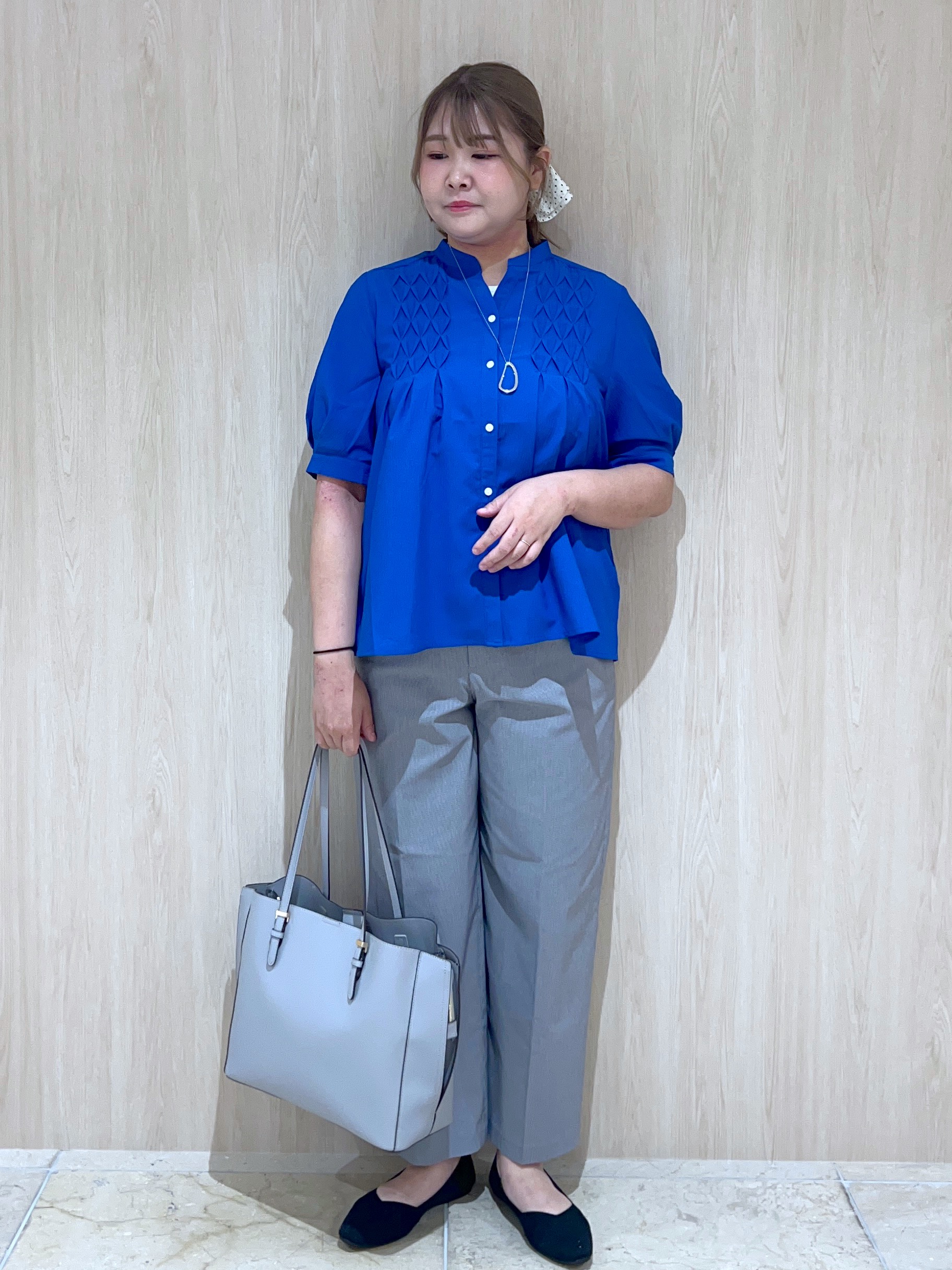 ARISAさんの「grove｜【貴島明日香さん着用/体型カバー】ON・OFF使えるスモッキングタックブラウス」を使ったコーディネート
