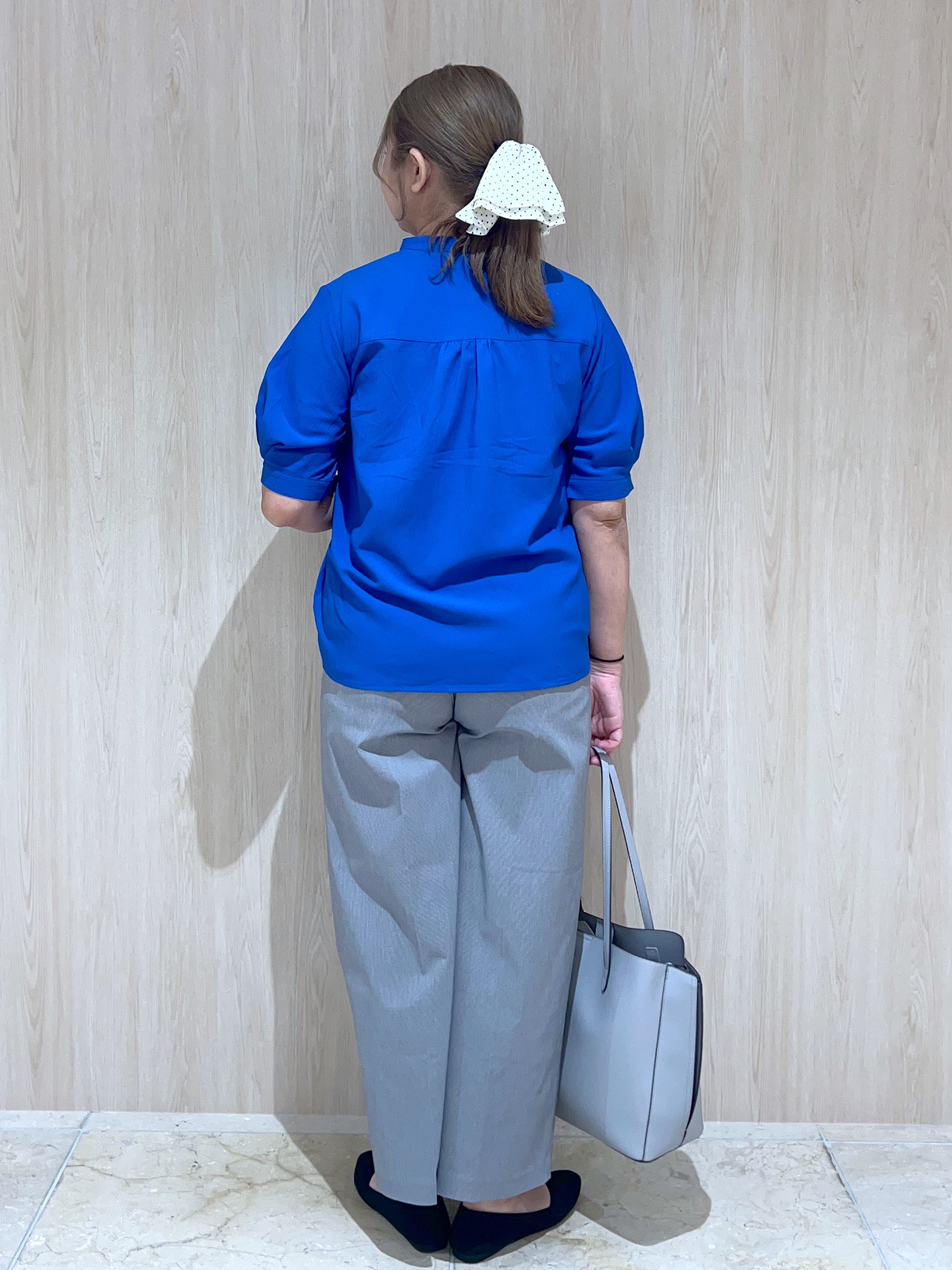 ARISAさんの「grove｜【貴島明日香さん着用/体型カバー】ON・OFF使えるスモッキングタックブラウス」を使ったコーディネート