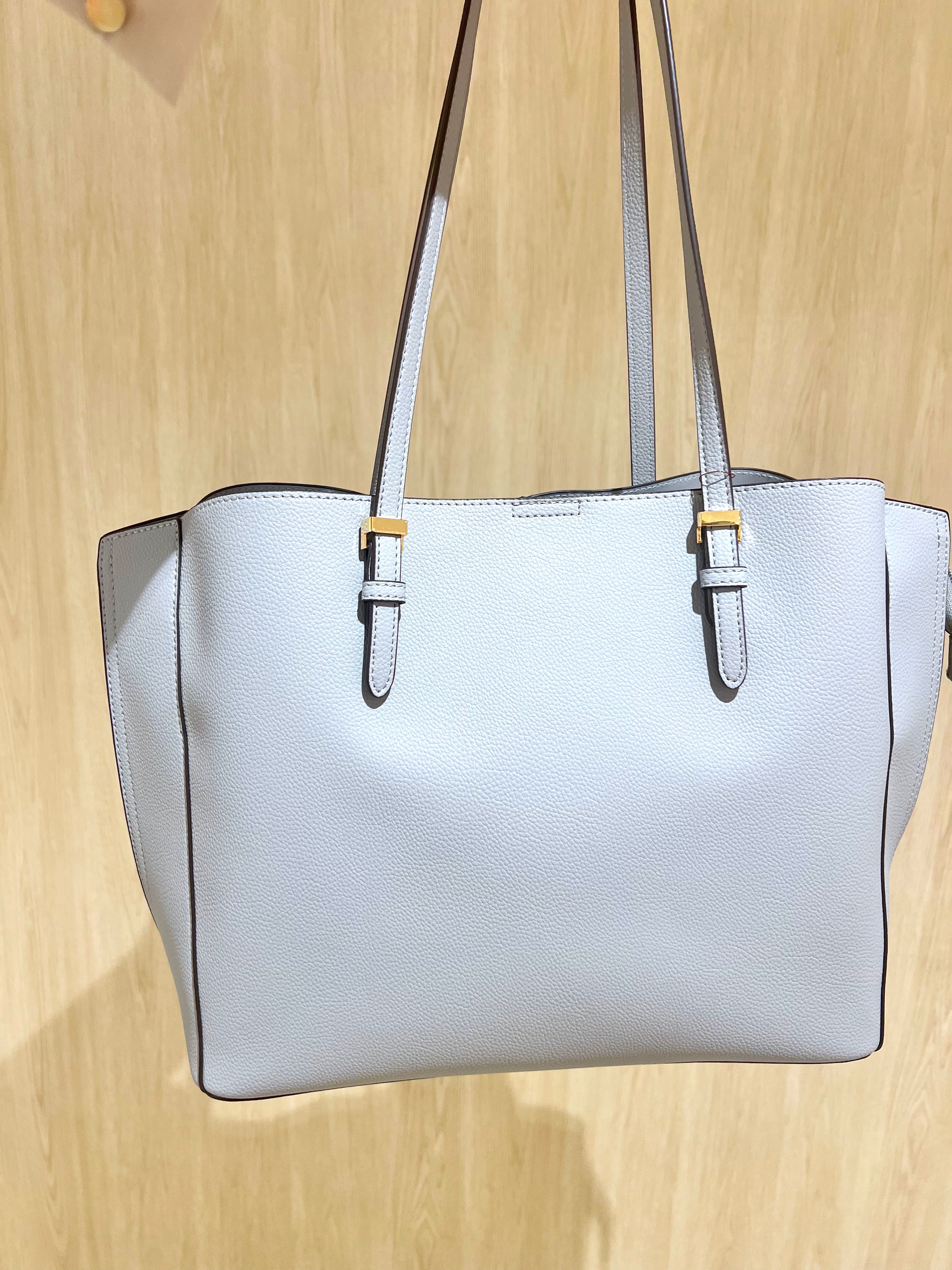 ARISAさんの「grove｜【貴島明日香さん着用/体型カバー】ON・OFF使えるスモッキングタックブラウス」を使ったコーディネート