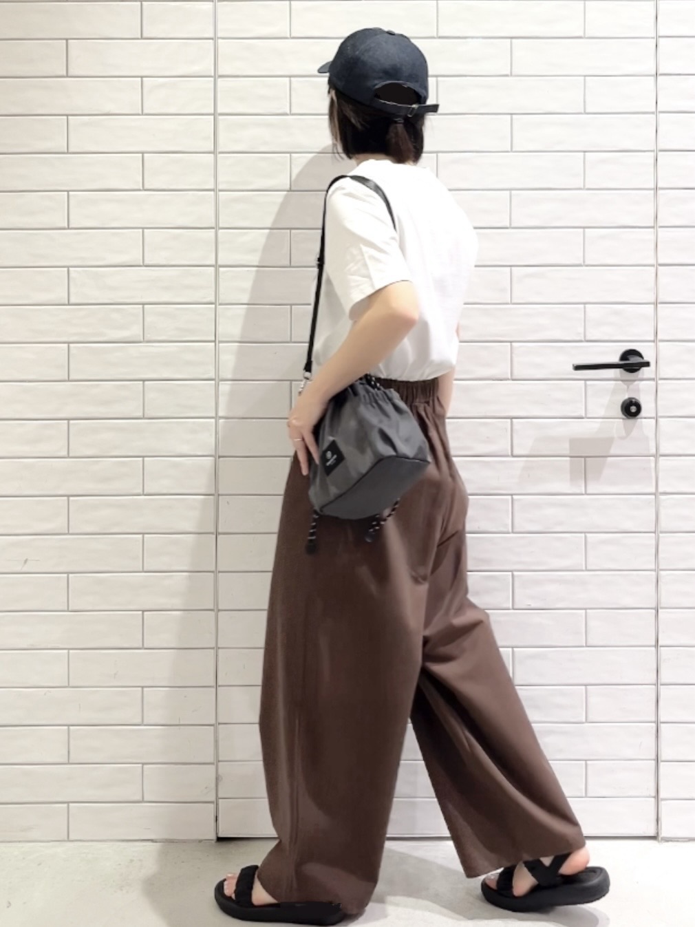 しおりさんの「OPAQUE.CLIP｜アソートロゴTシャツ【洗濯機OK】」を使ったコーディネート