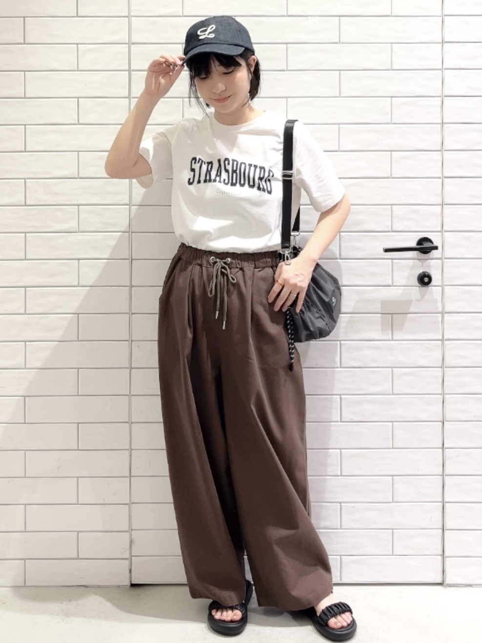 しおりさんの「OPAQUE.CLIP｜アソートロゴTシャツ【洗濯機OK】」を使ったコーディネート