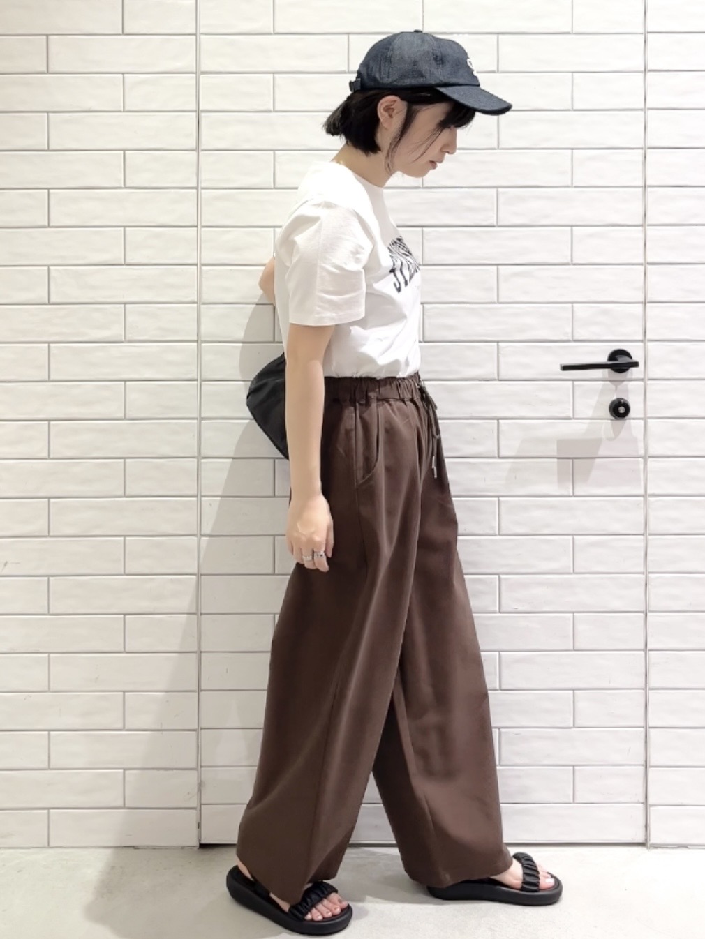 しおりさんの「OPAQUE.CLIP｜アソートロゴTシャツ【洗濯機OK】」を使ったコーディネート