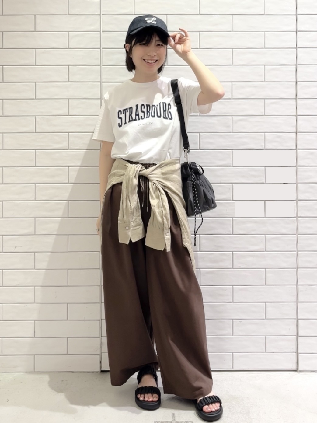 しおりさんの「OPAQUE.CLIP｜アソートロゴTシャツ【洗濯機OK】」を使ったコーディネート