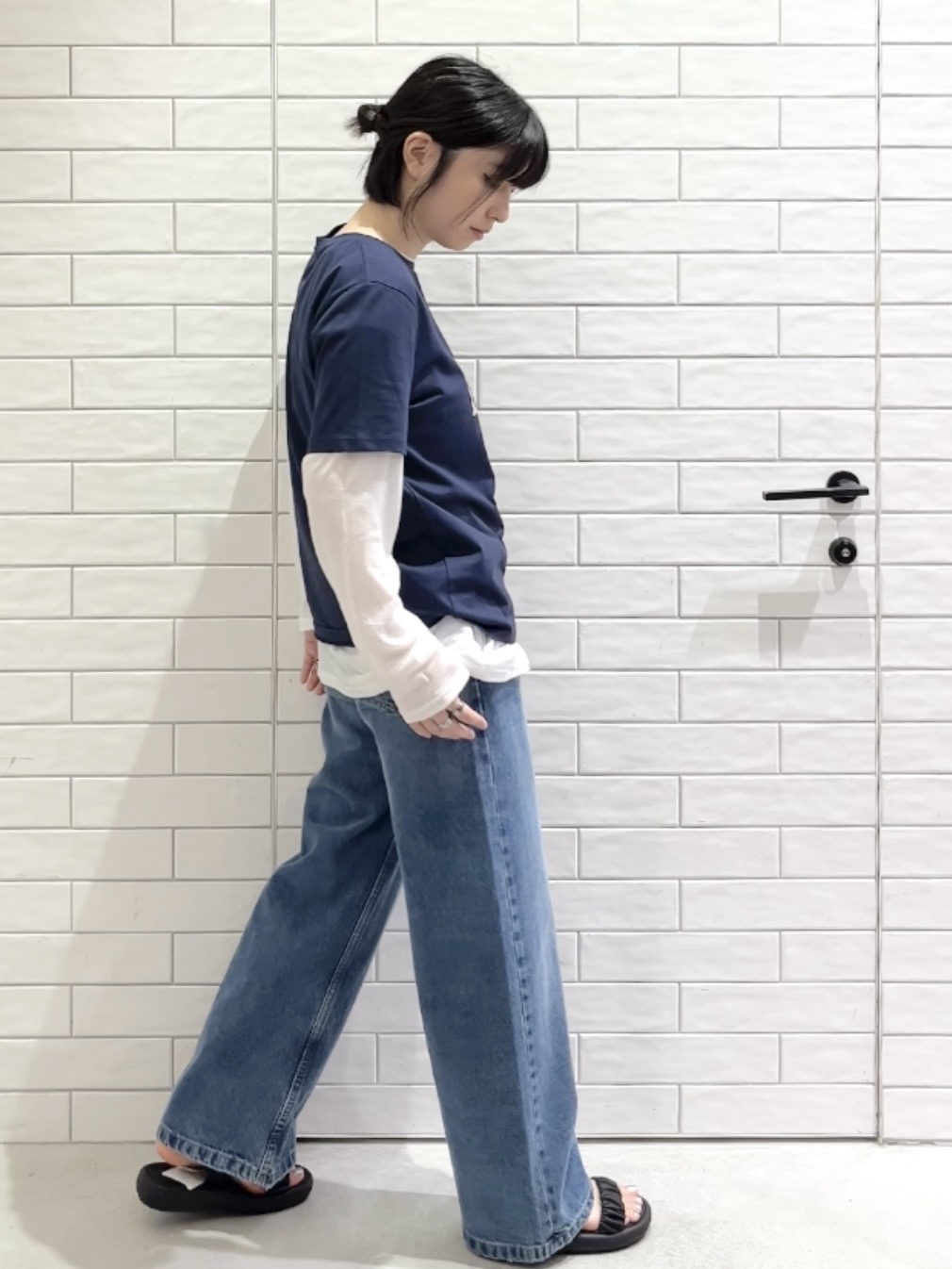 しおりさんの「OPAQUE.CLIP｜アソートロゴTシャツ【洗濯機OK】」を使ったコーディネート