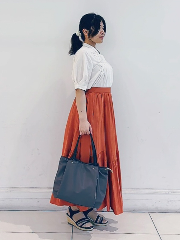 チョコさんの「grove｜【貴島明日香さん着用/体型カバー】ON・OFF使えるスモッキングタックブラウス」を使ったコーディネート