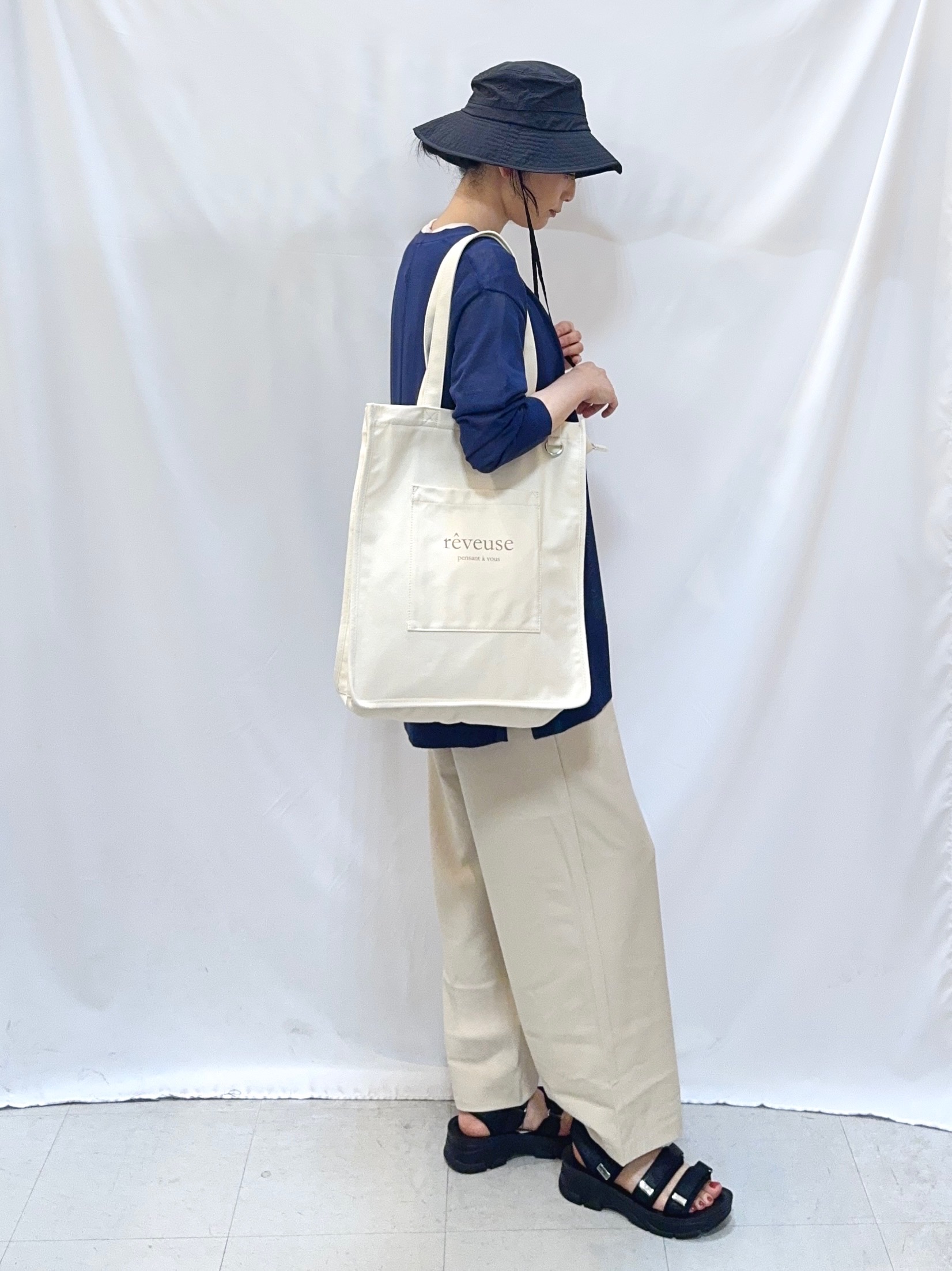 𝐇𝐢𝐫𝐨𝐦𝐢さんの「SHOO･LA･RUE｜【洗濯機可/S-LL】着る方がすっきり見えに マルチに使えるミドルトッパーカーディガン」を使ったコーディネート