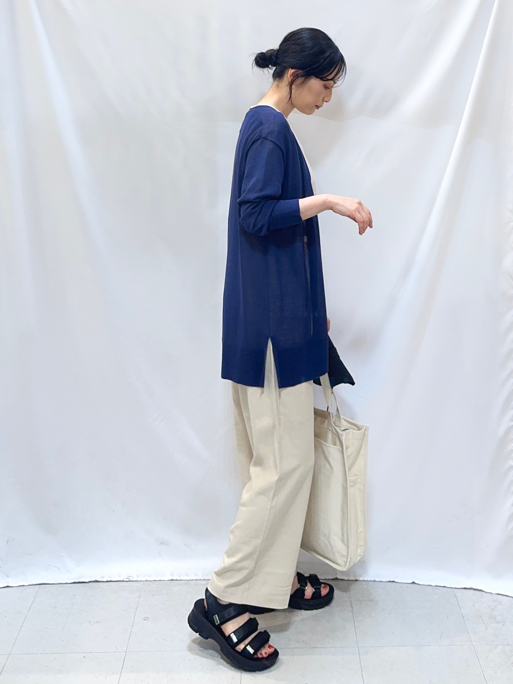 𝐇𝐢𝐫𝐨𝐦𝐢さんの「SHOO･LA･RUE｜【洗濯機可/S-LL】着る方がすっきり見えに マルチに使えるミドルトッパーカーディガン」を使ったコーディネート