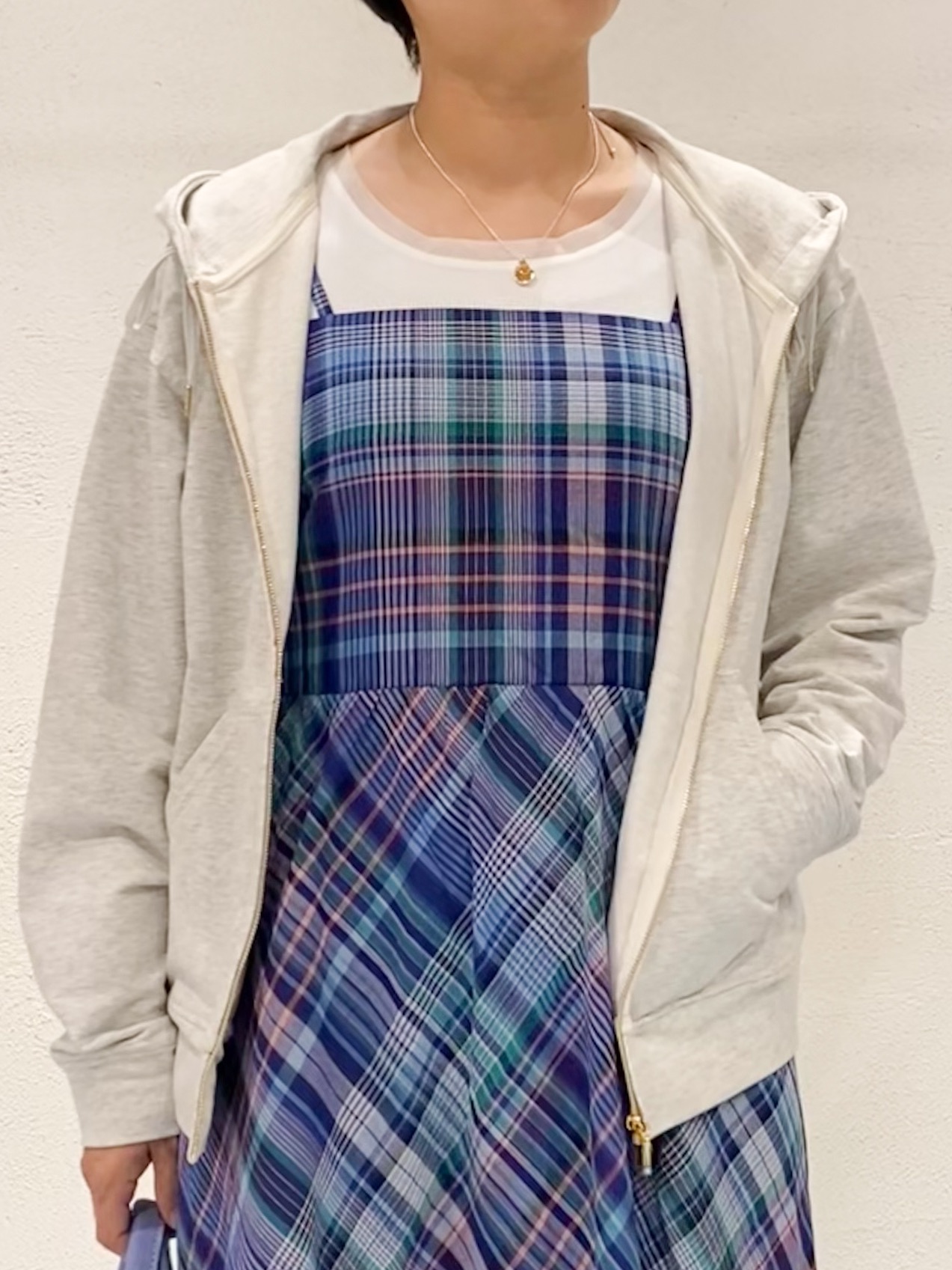 ばっちょさんの「grove｜軽やかに羽織れてシーズンレスに活躍！　大人のジップパーカー」を使ったコーディネート