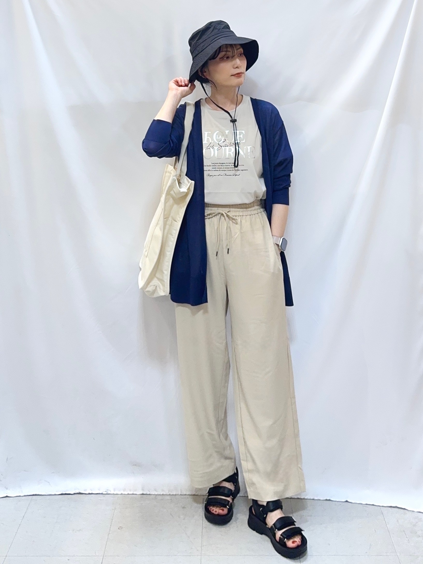 𝐇𝐢𝐫𝐨𝐦𝐢さんの「SHOO･LA･RUE｜【洗濯機可/S-LL】着る方がすっきり見えに マルチに使えるミドルトッパーカーディガン」を使ったコーディネート