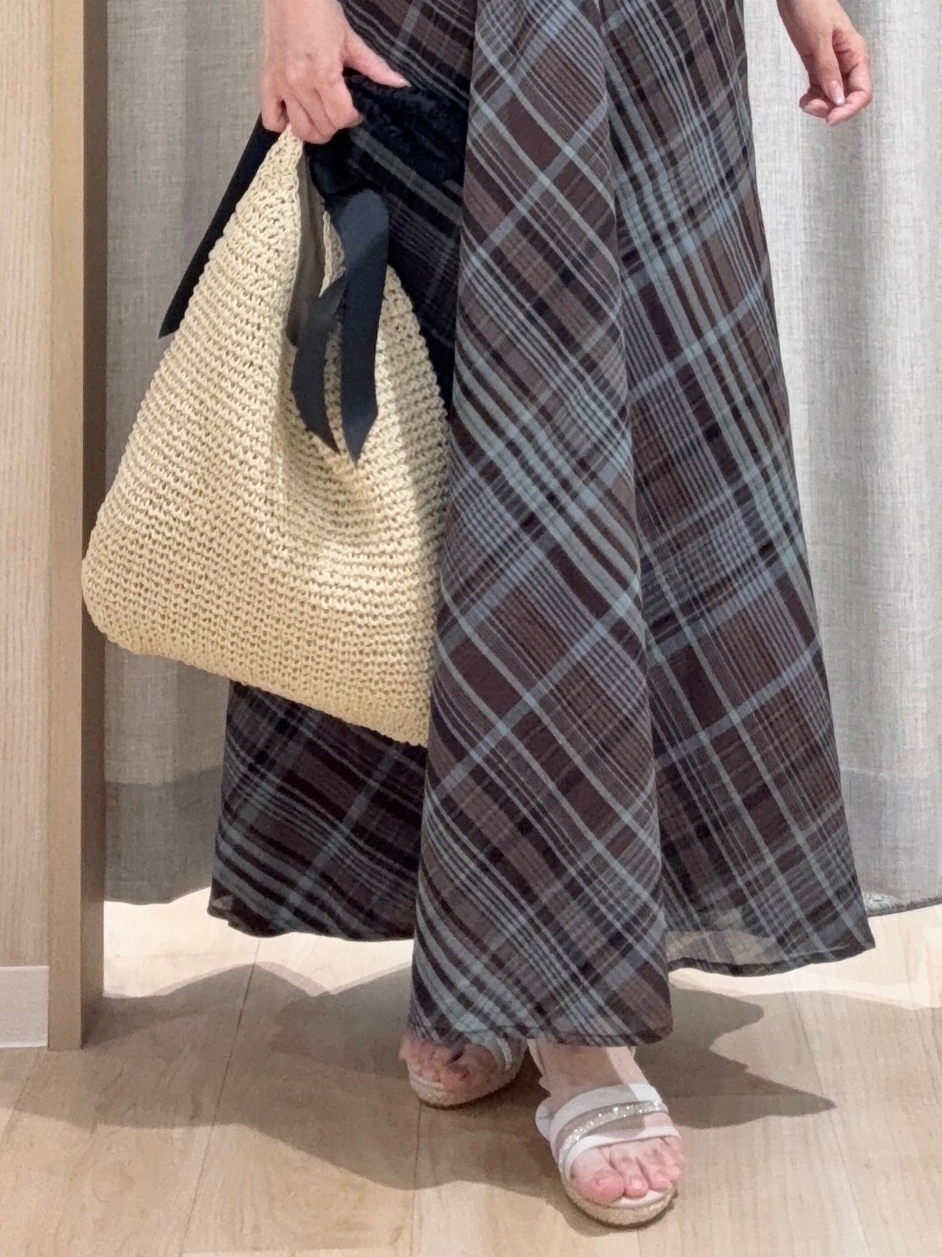 まきさんの「grove｜【UVカット/洗濯機で洗える】メタルボタンクルーネックカーディガン」を使ったコーディネート