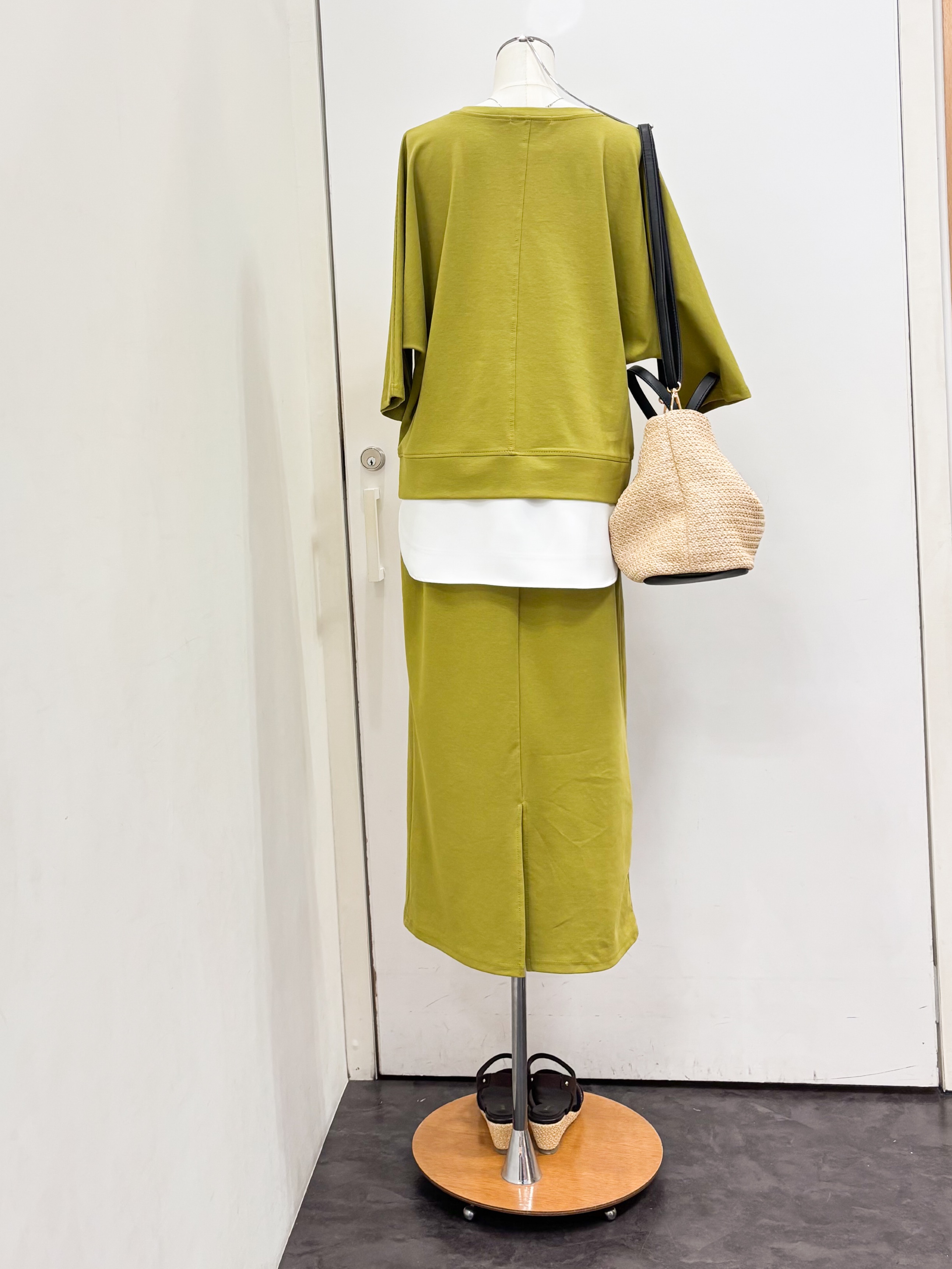 yukariさんの「grove｜【時短コーデ】シルキーポンチレイヤード風セットアップ」を使ったコーディネート