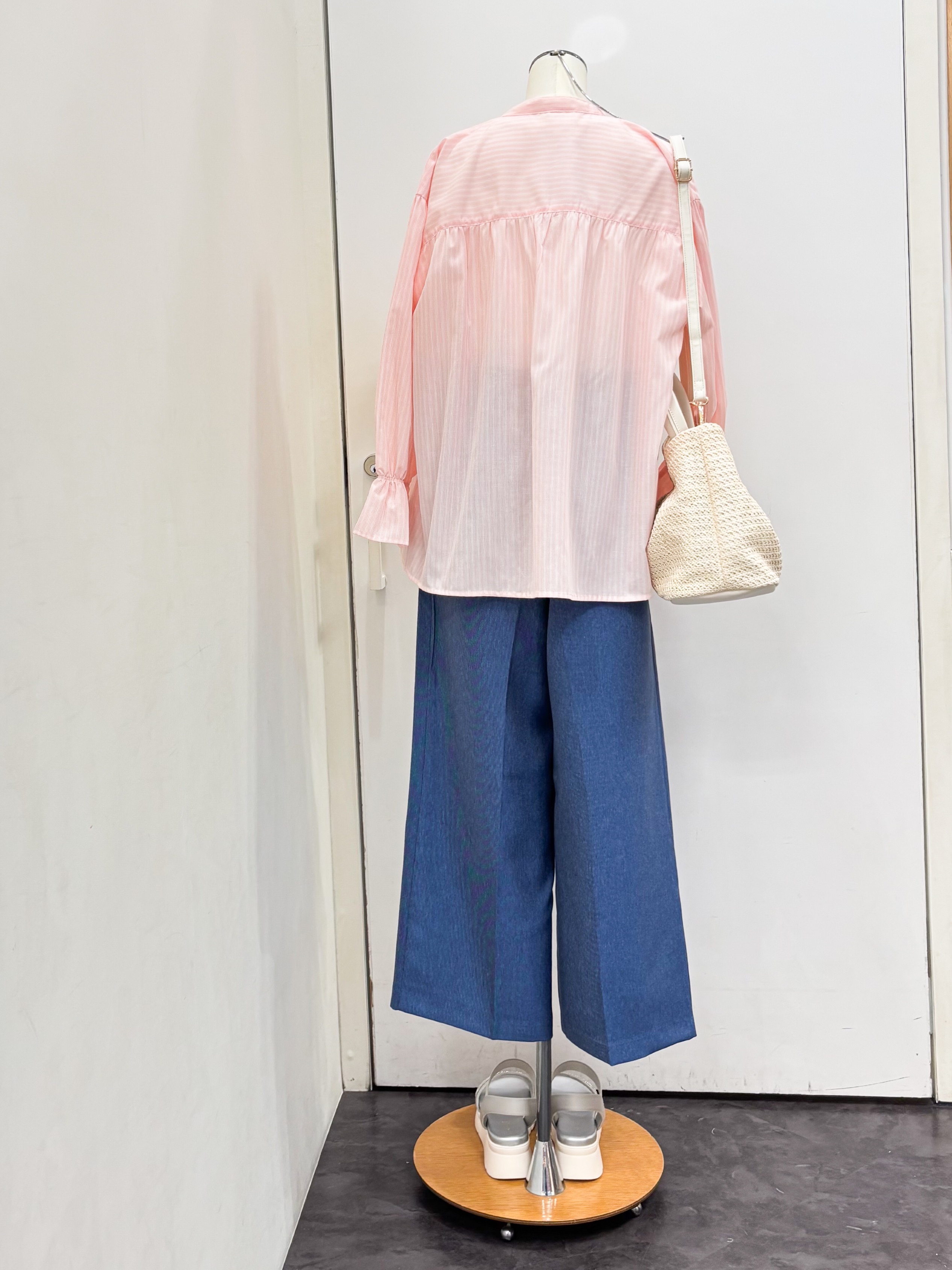yukariさんの「grove｜【イージーケア】麻混スタンドギャザーシャツ」を使ったコーディネート