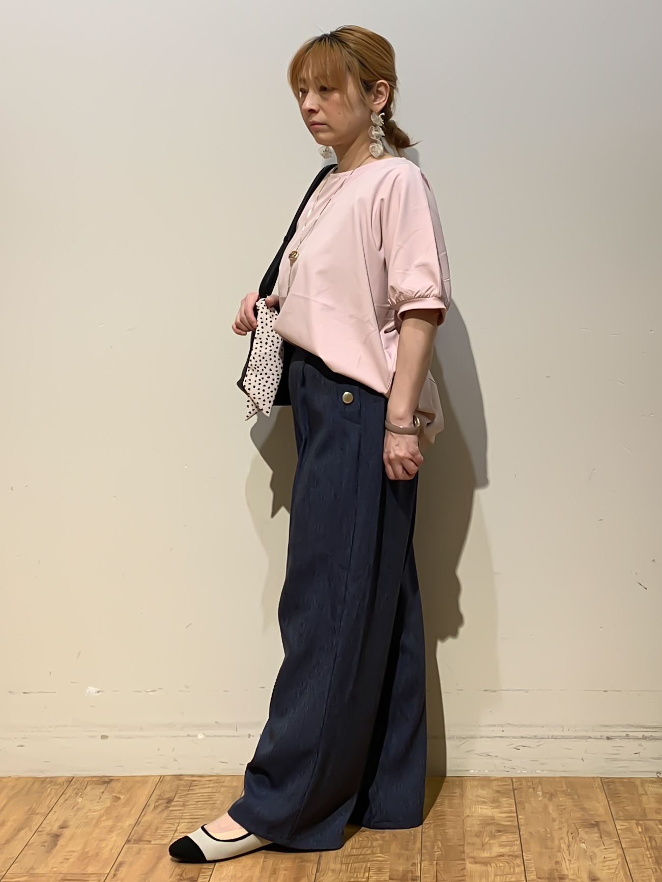 MEGさんの「SHOO･LA･RUE｜【洗濯後しわになりにくい】インせず着られる さらっとタッチのドルマンブラウス」を使ったコーディネート