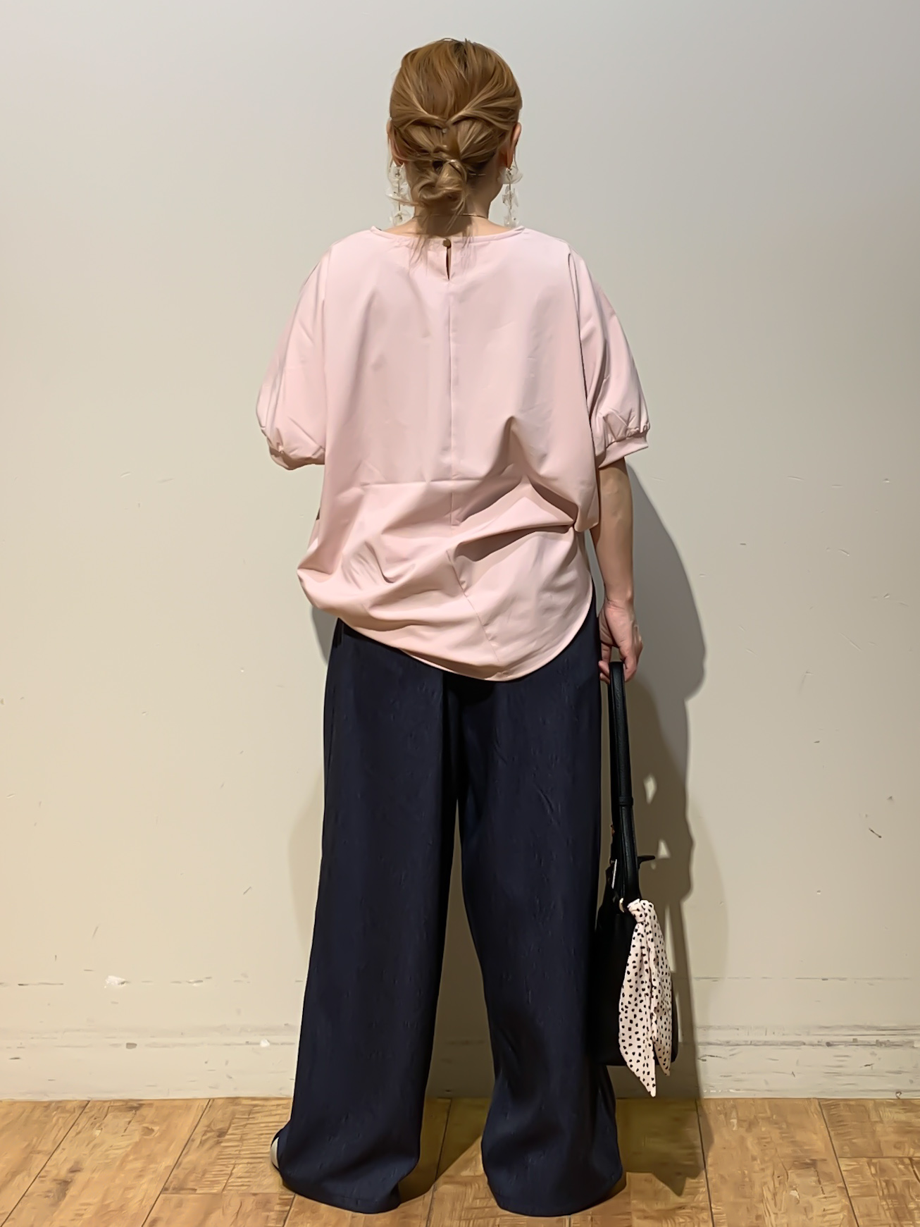 MEGさんの「SHOO･LA･RUE｜【洗濯後しわになりにくい】インせず着られる さらっとタッチのドルマンブラウス」を使ったコーディネート