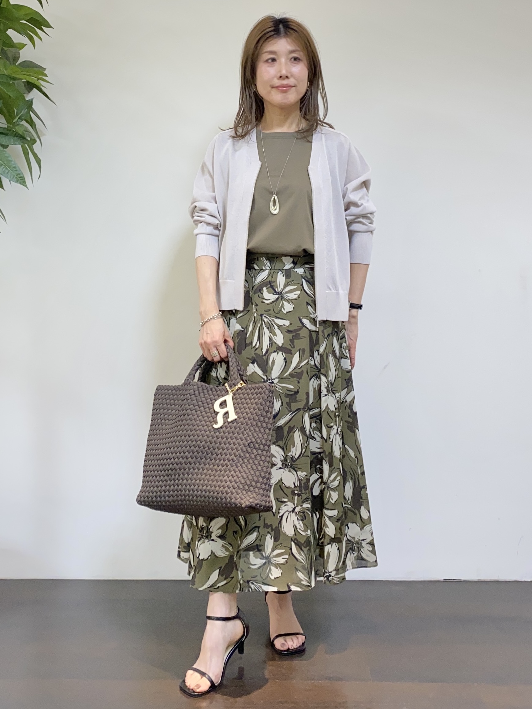 tomoさんの「UNTITLED｜【アンサンブル可/日除け・冷房対策】シアーレーヨンZIPカーディガン」を使ったコーディネート