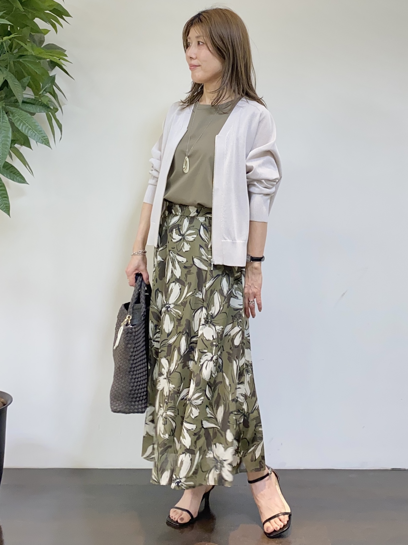 tomoさんの「UNTITLED｜【アンサンブル可/日除け・冷房対策】シアーレーヨンZIPカーディガン」を使ったコーディネート