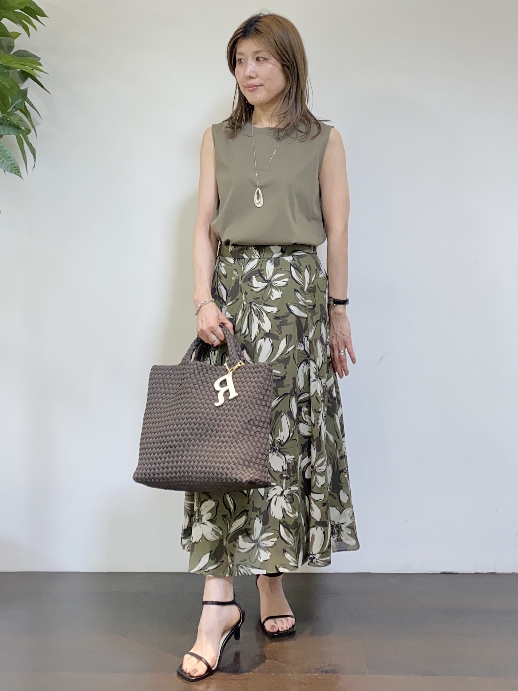 tomoさんの「UNTITLED｜【アンサンブル可/日除け・冷房対策】シアーレーヨンZIPカーディガン」を使ったコーディネート