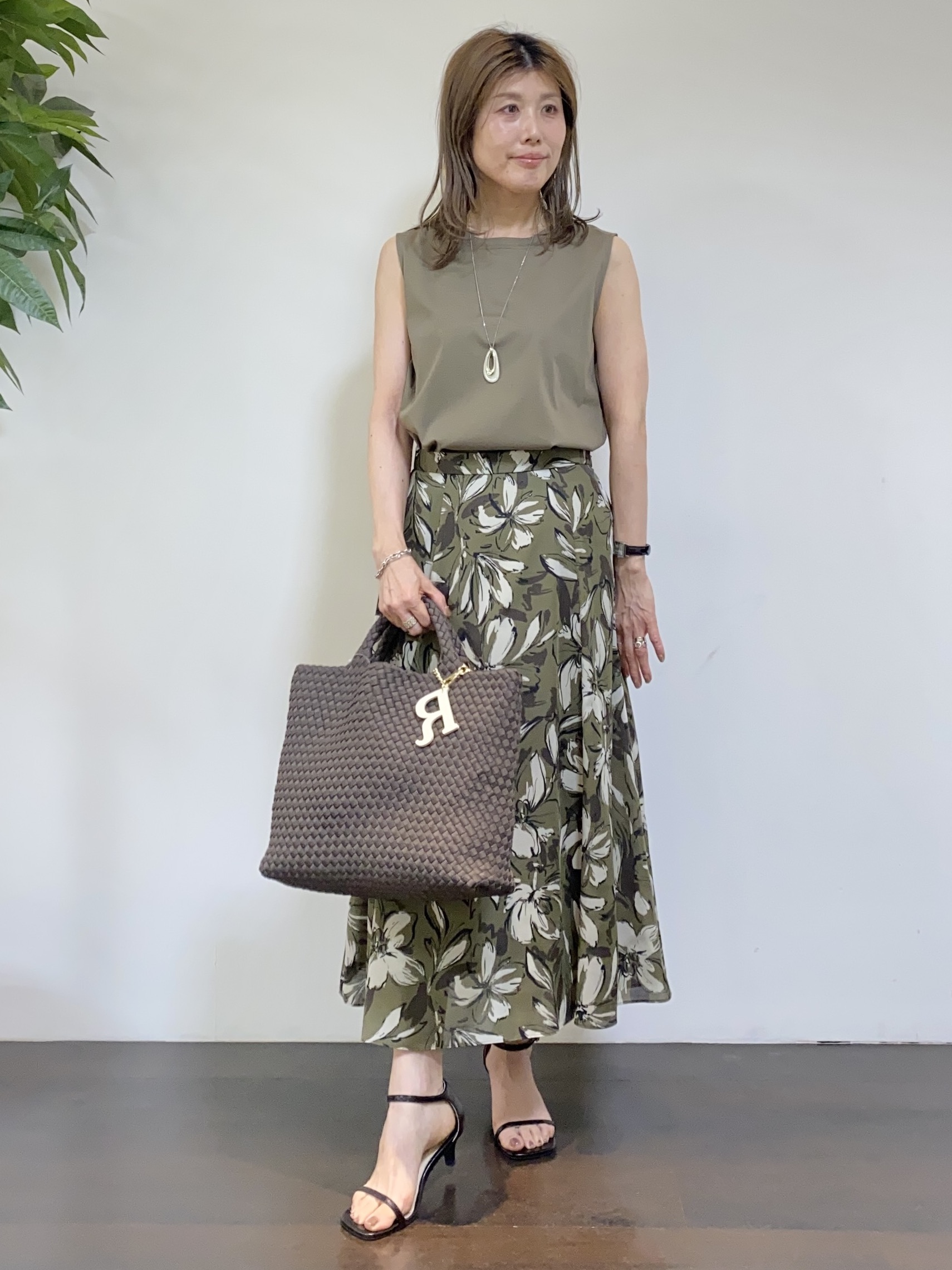 tomoさんの「UNTITLED｜【アンサンブル可/日除け・冷房対策】シアーレーヨンZIPカーディガン」を使ったコーディネート