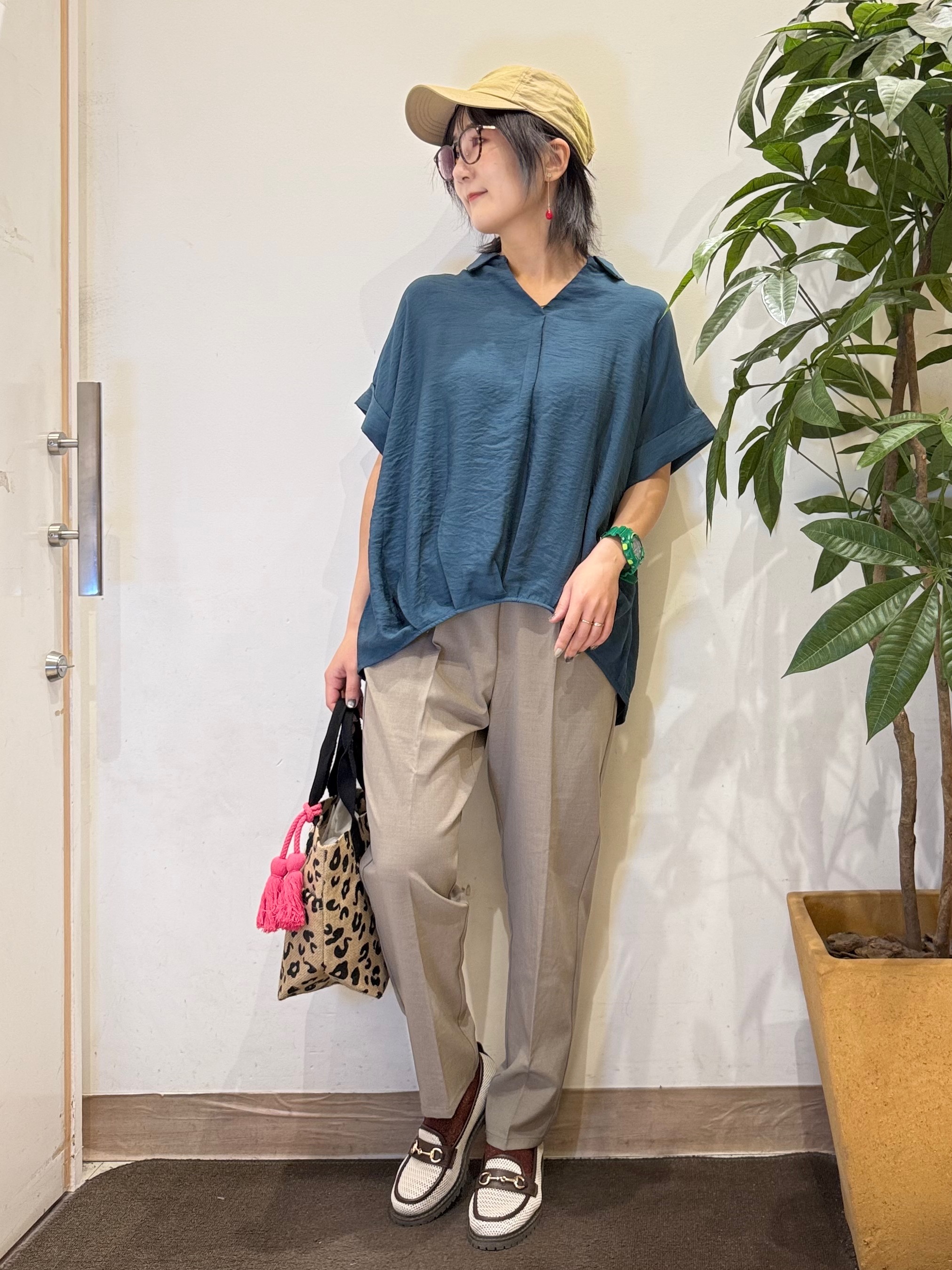 misakiさんの「SHOO･LA･RUE｜【S-LL/洗濯機可】インせず着られる 裾タック スキッパーシャツ」を使ったコーディネート