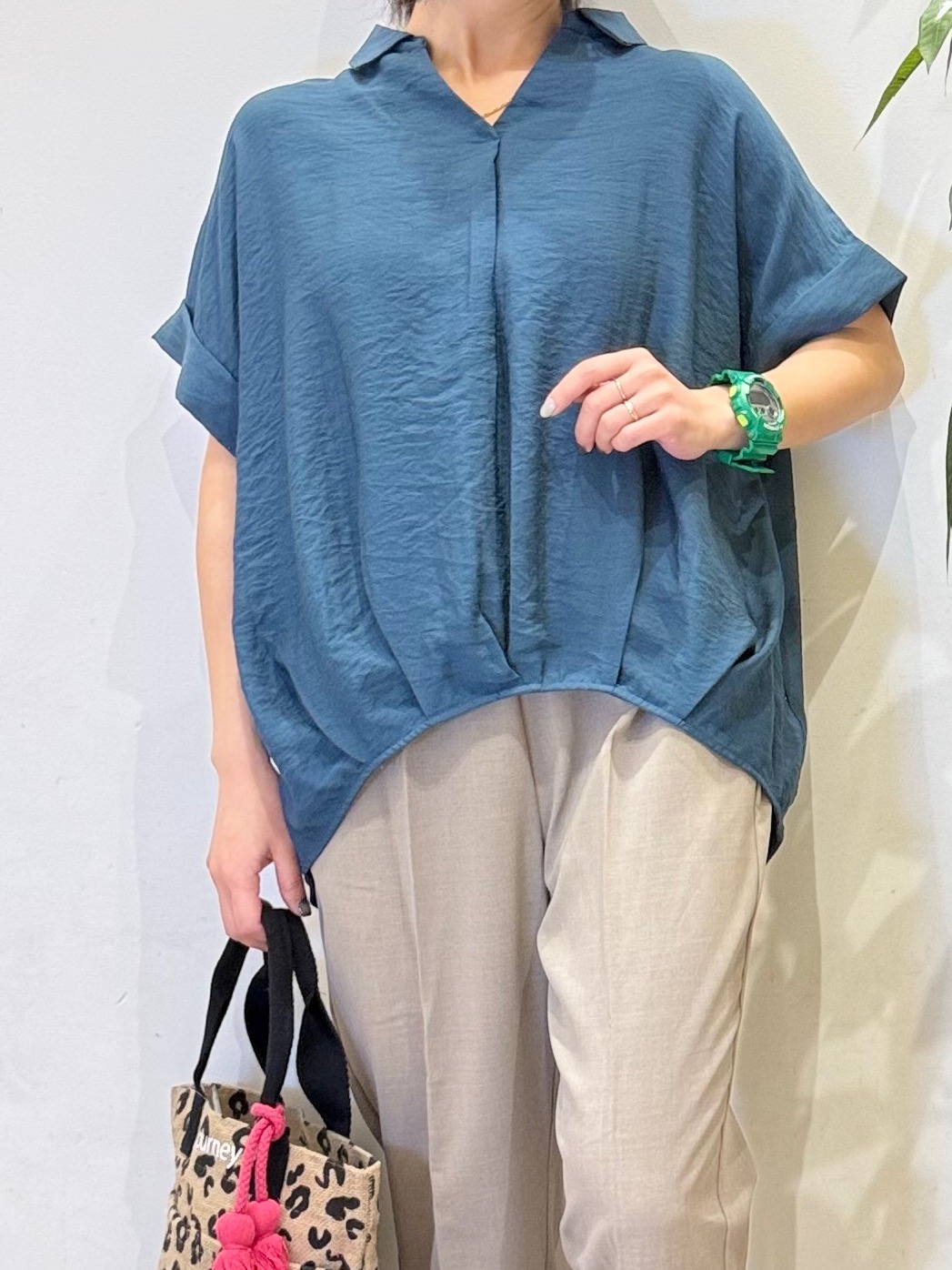misakiさんの「SHOO･LA･RUE｜【S-LL/洗濯機可】インせず着られる 裾タック スキッパーシャツ」を使ったコーディネート