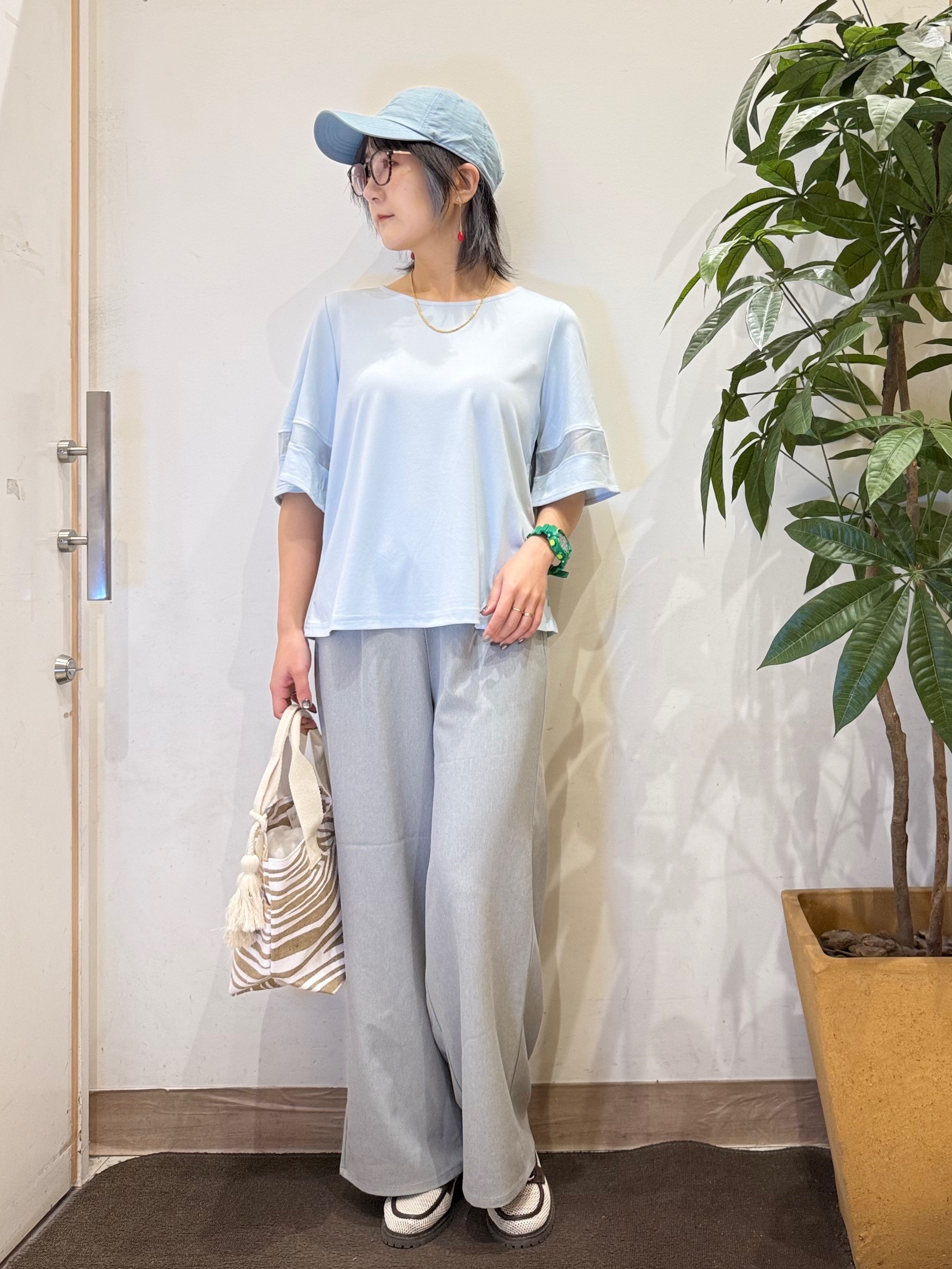 misakiさんの「SHOO･LA･RUE｜【洗濯機後しわになりにくい/S-LL】お袖のシアーで抜け感プラス 二の腕隠せるフレアスリーブトップス」を使ったコーディネート