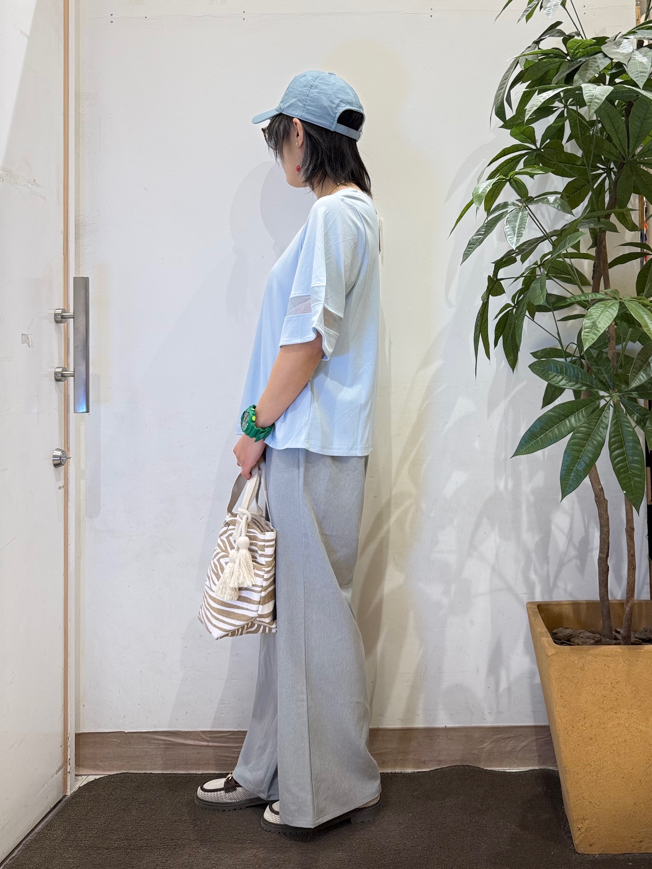 misakiさんの「SHOO･LA･RUE｜【洗濯機後しわになりにくい/S-LL】お袖のシアーで抜け感プラス 二の腕隠せるフレアスリーブトップス」を使ったコーディネート