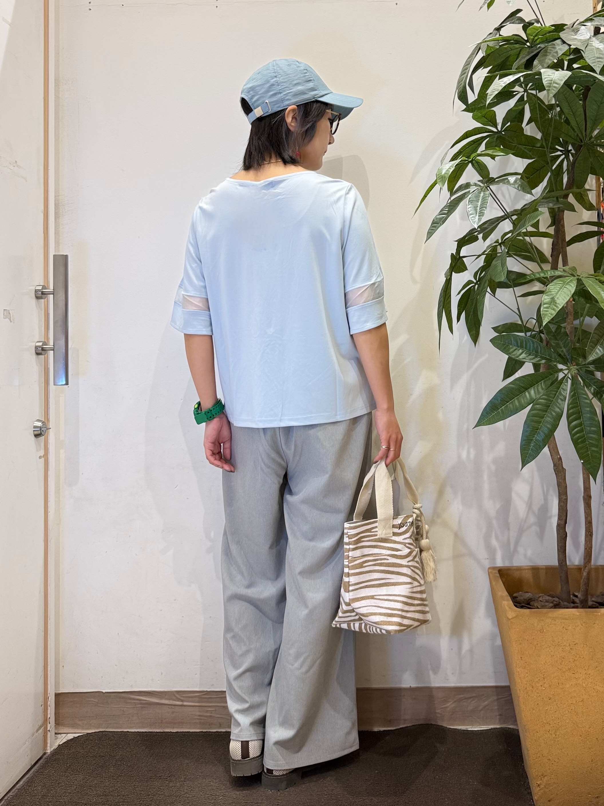 misakiさんの「SHOO･LA･RUE｜【洗濯機後しわになりにくい/S-LL】お袖のシアーで抜け感プラス 二の腕隠せるフレアスリーブトップス」を使ったコーディネート