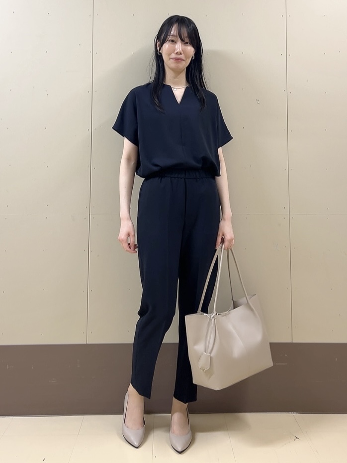 sechiさんの「UNTITLED｜【UV/接触冷感/セットアップ可】リラクシーキーVネックブラウス」を使ったコーディネート