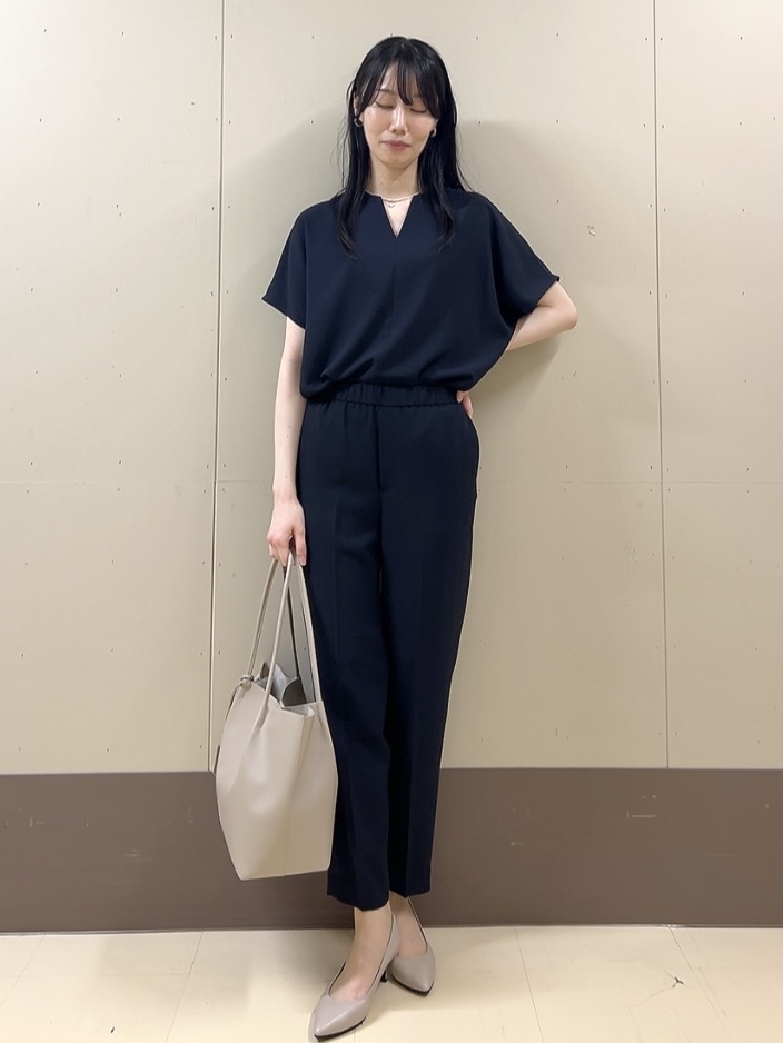 sechiさんの「UNTITLED｜【UV/接触冷感/セットアップ可】リラクシーキーVネックブラウス」を使ったコーディネート