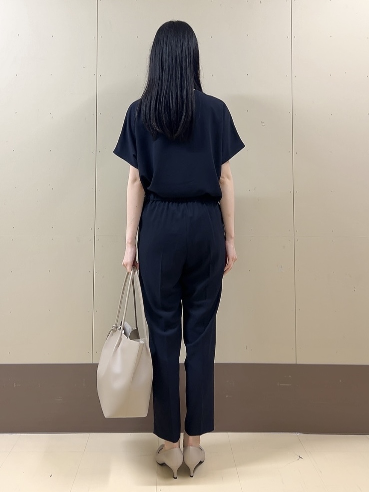 sechiさんの「UNTITLED｜【UV/接触冷感/セットアップ可】リラクシーキーVネックブラウス」を使ったコーディネート