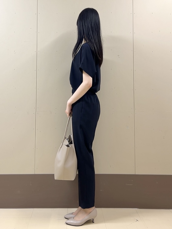 sechiさんの「UNTITLED｜【UV/接触冷感/セットアップ可】リラクシーキーVネックブラウス」を使ったコーディネート