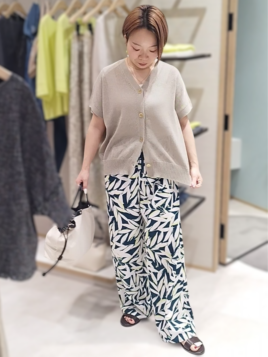 s u g iさんの「UNTITLED｜【洗える/清涼感】ドライタッチスリーブレスカーディガン」を使ったコーディネート