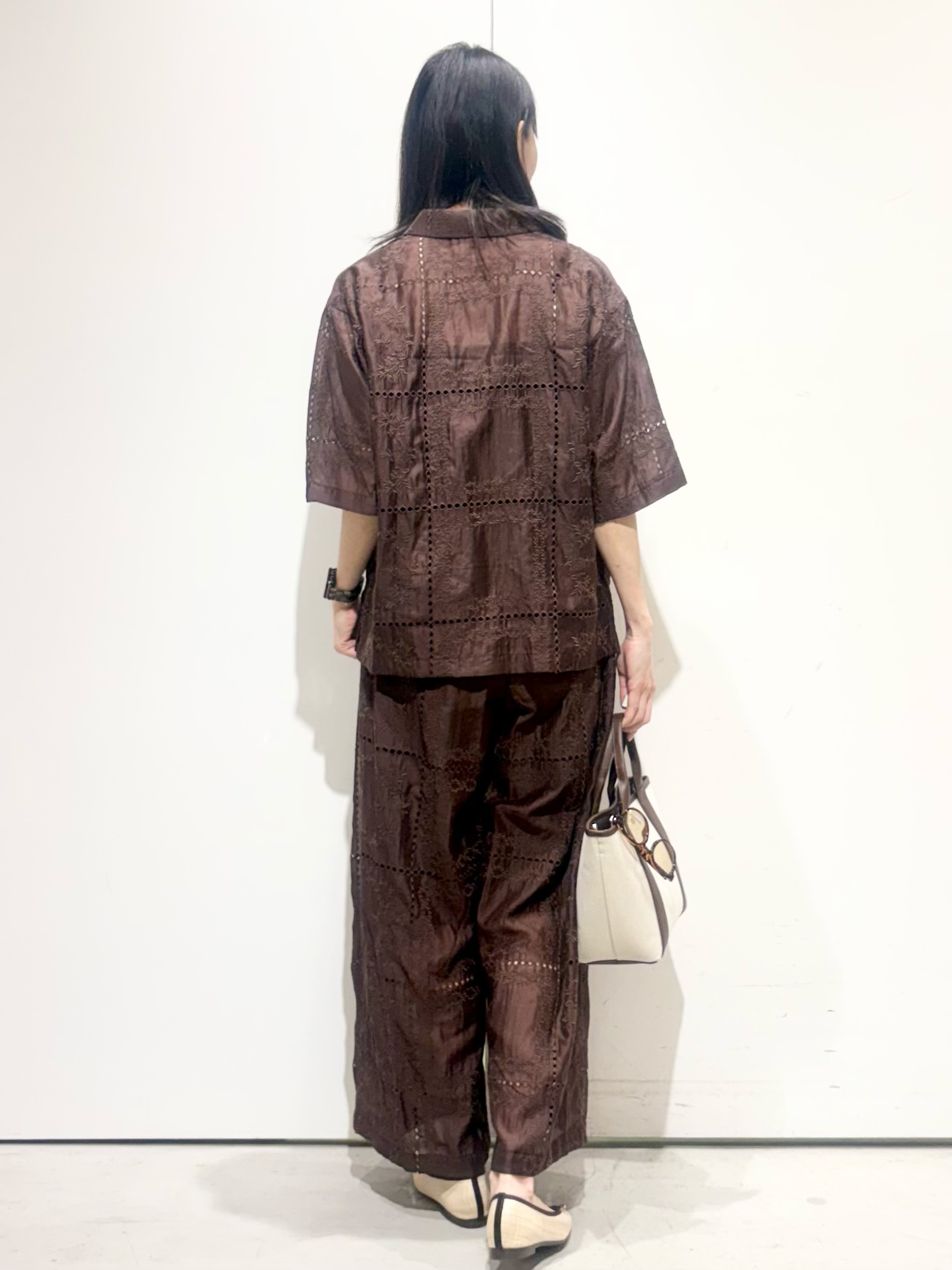 Jさんの「OPAQUE.CLIP｜刺繍ハーフスリーブシャツ／セットアップ対応可【洗濯機OK】」を使ったコーディネート