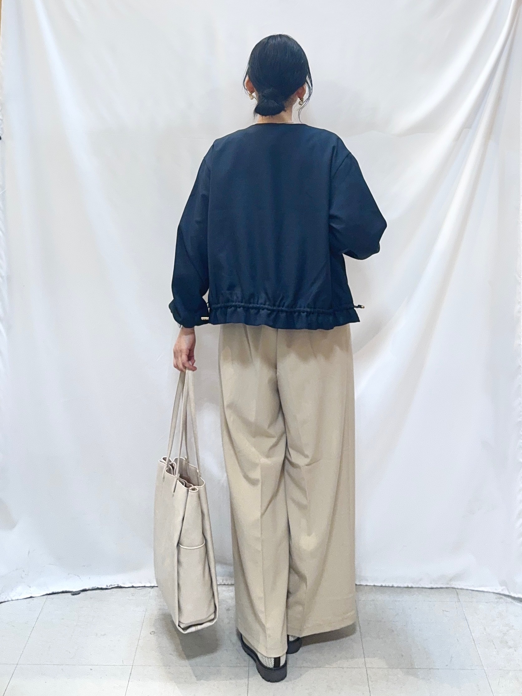 𝐇𝐢𝐫𝐨𝐦𝐢さんの「SHOO･LA･RUE｜【ひんやり/UV/S-LL】お袖ふんわり二の腕カバー ぷっくりラメプリントTシャツ」を使ったコーディネート