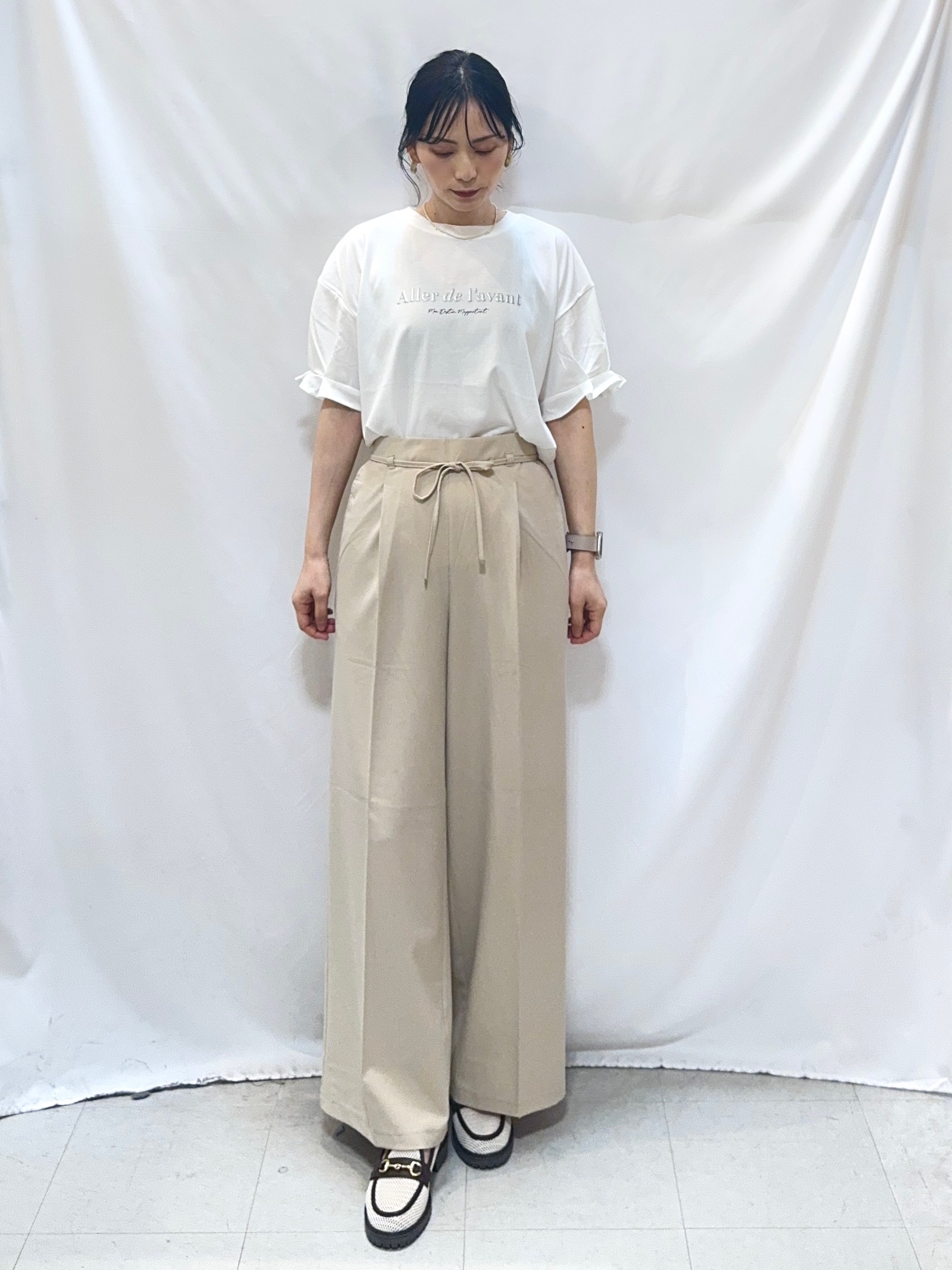 𝐇𝐢𝐫𝐨𝐦𝐢さんの「SHOO･LA･RUE｜【ひんやり/UV/S-LL】お袖ふんわり二の腕カバー ぷっくりラメプリントTシャツ」を使ったコーディネート