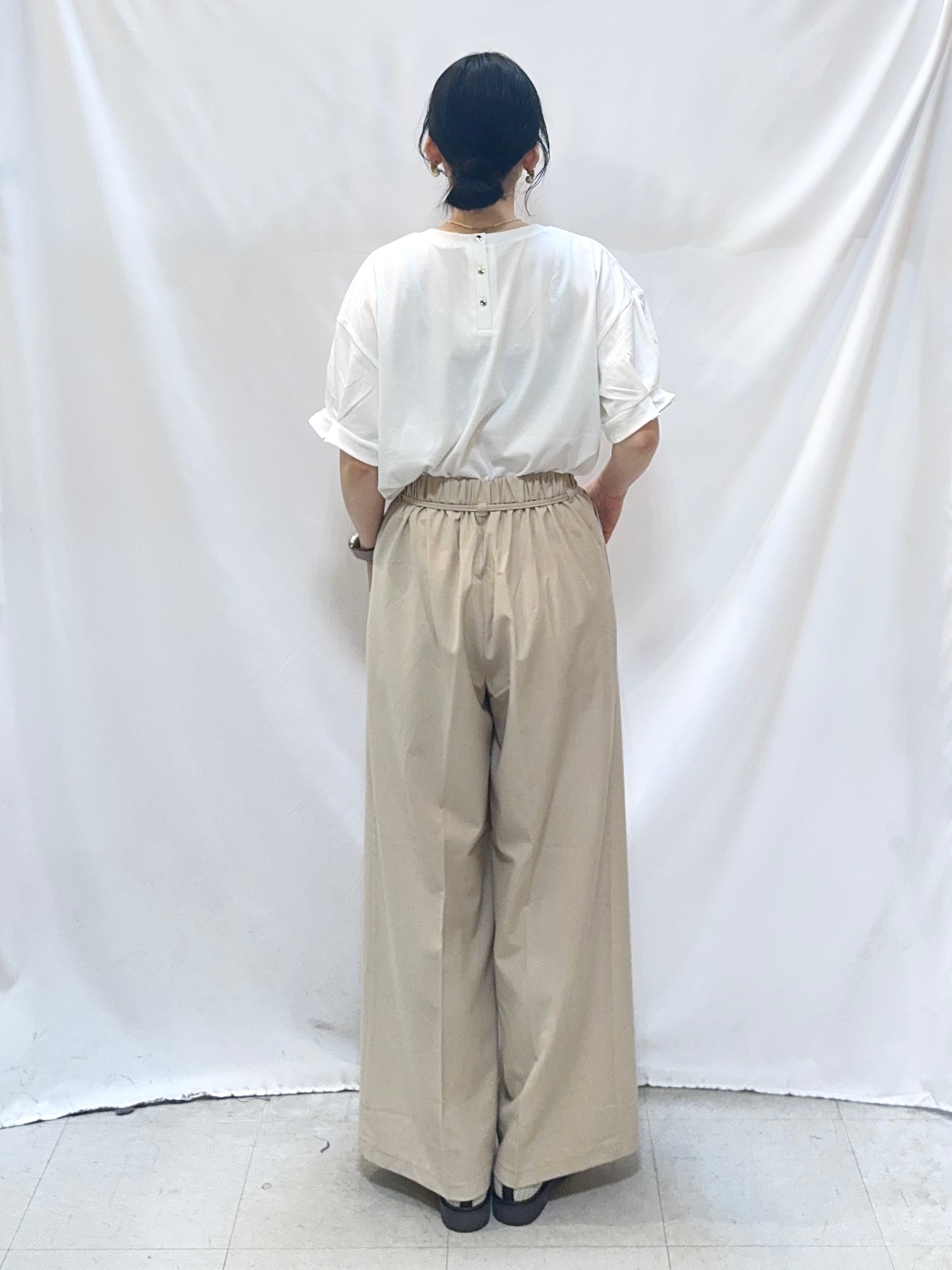 𝐇𝐢𝐫𝐨𝐦𝐢さんの「SHOO･LA･RUE｜【ひんやり/UV/S-LL】お袖ふんわり二の腕カバー ぷっくりラメプリントTシャツ」を使ったコーディネート
