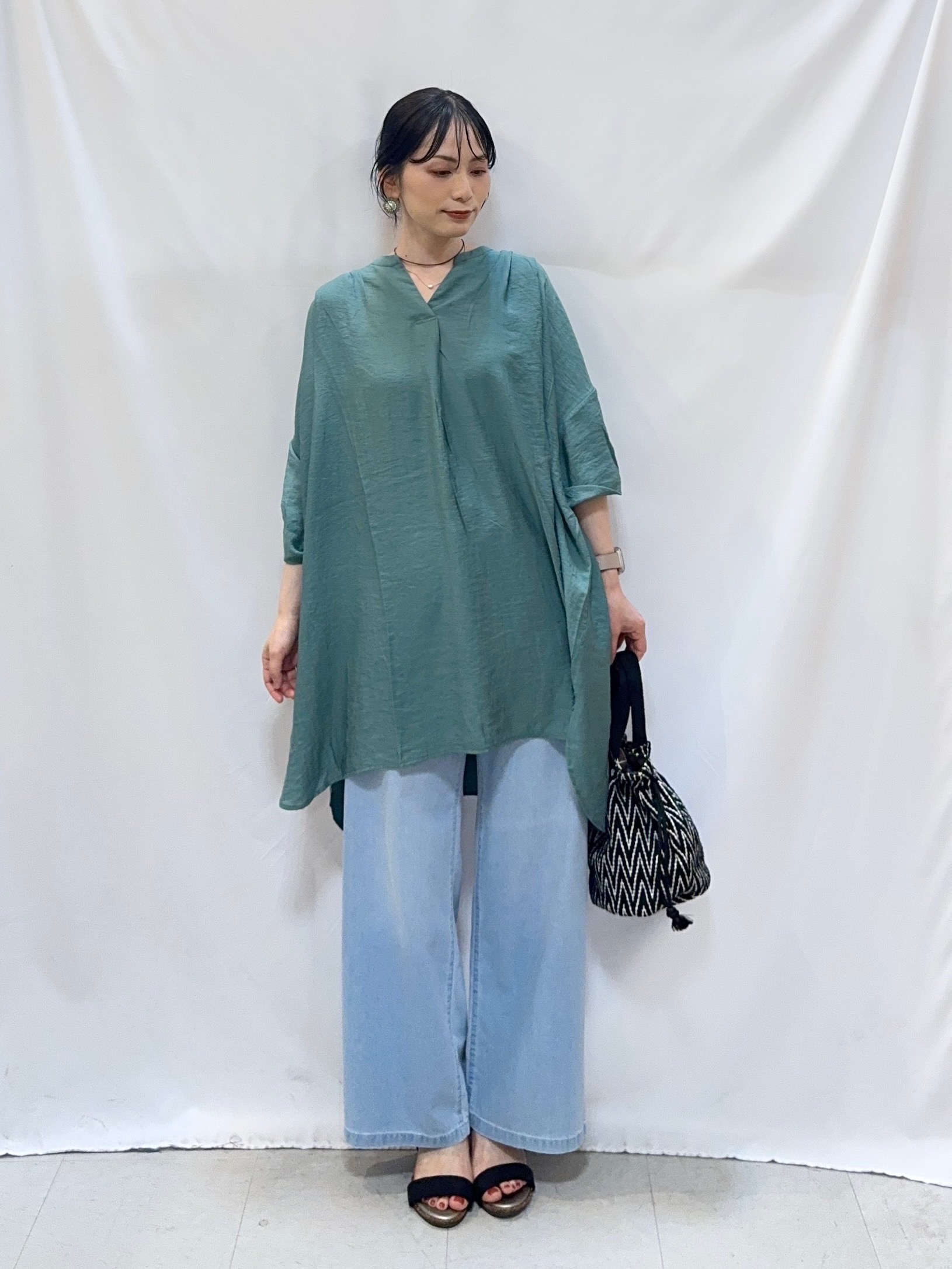 𝐇𝐢𝐫𝐨𝐦𝐢さんの「SHOO･LA･RUE｜【S-LL/洗濯機可】気になる体型すっぽり隠す スキッパードルマンチュニック」を使ったコーディネート