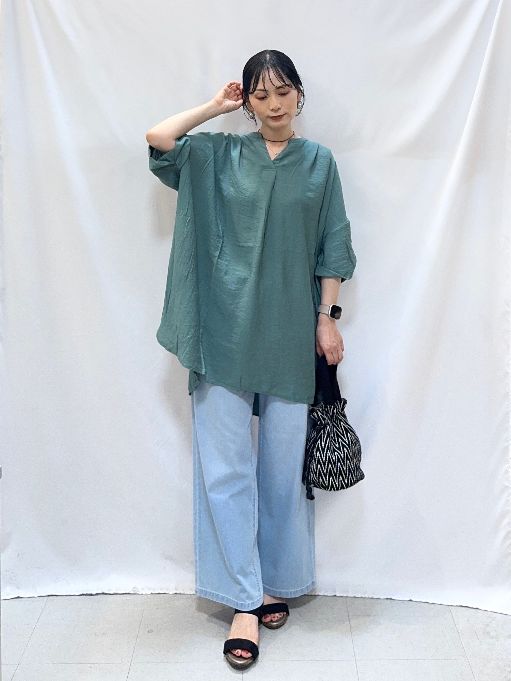 𝐇𝐢𝐫𝐨𝐦𝐢さんの「SHOO･LA･RUE｜【S-LL/洗濯機可】気になる体型すっぽり隠す スキッパードルマンチュニック」を使ったコーディネート